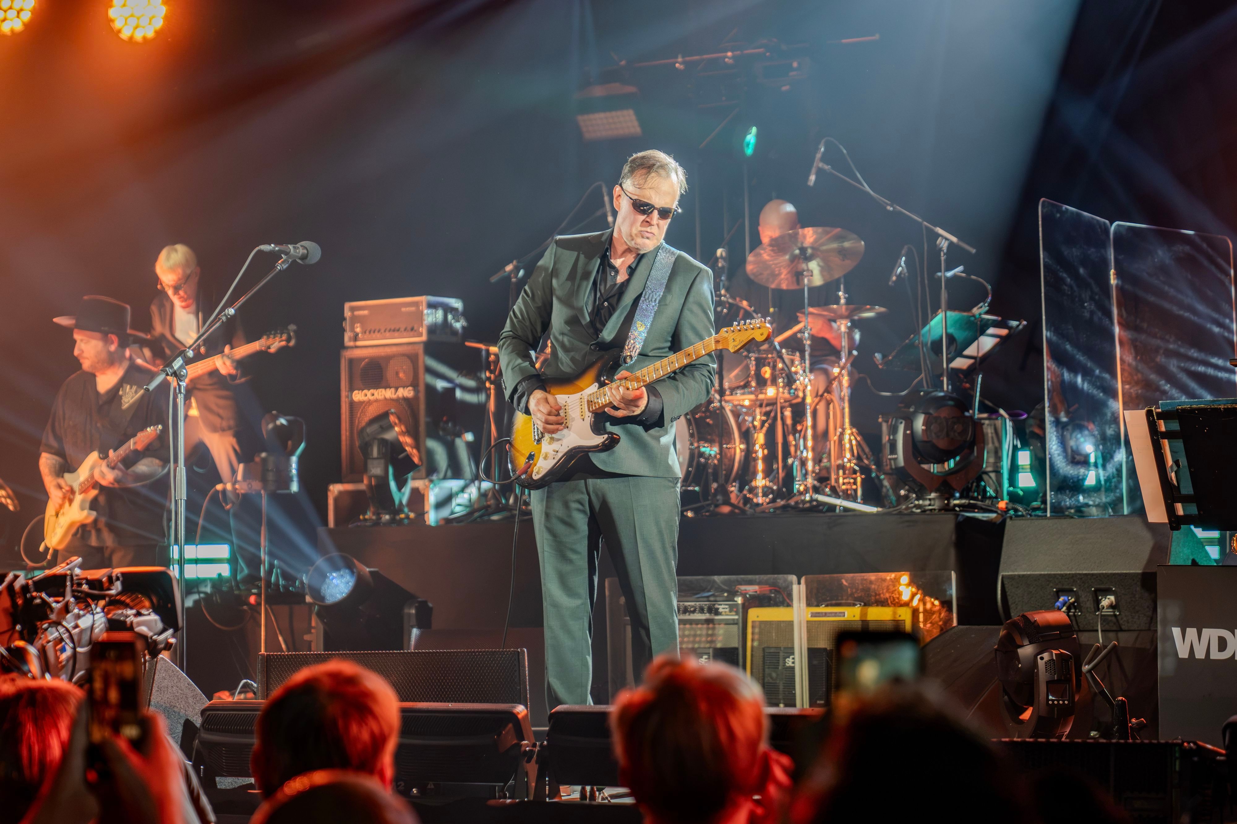 Bluesrock trifft Big-Band-Sound: Gitarrenvirtuose Joe Bonamassa und die WDR Big Band sorgten bei den Leverkusener Jazztagen für eine außergewöhnliche musikalische Begegnung.