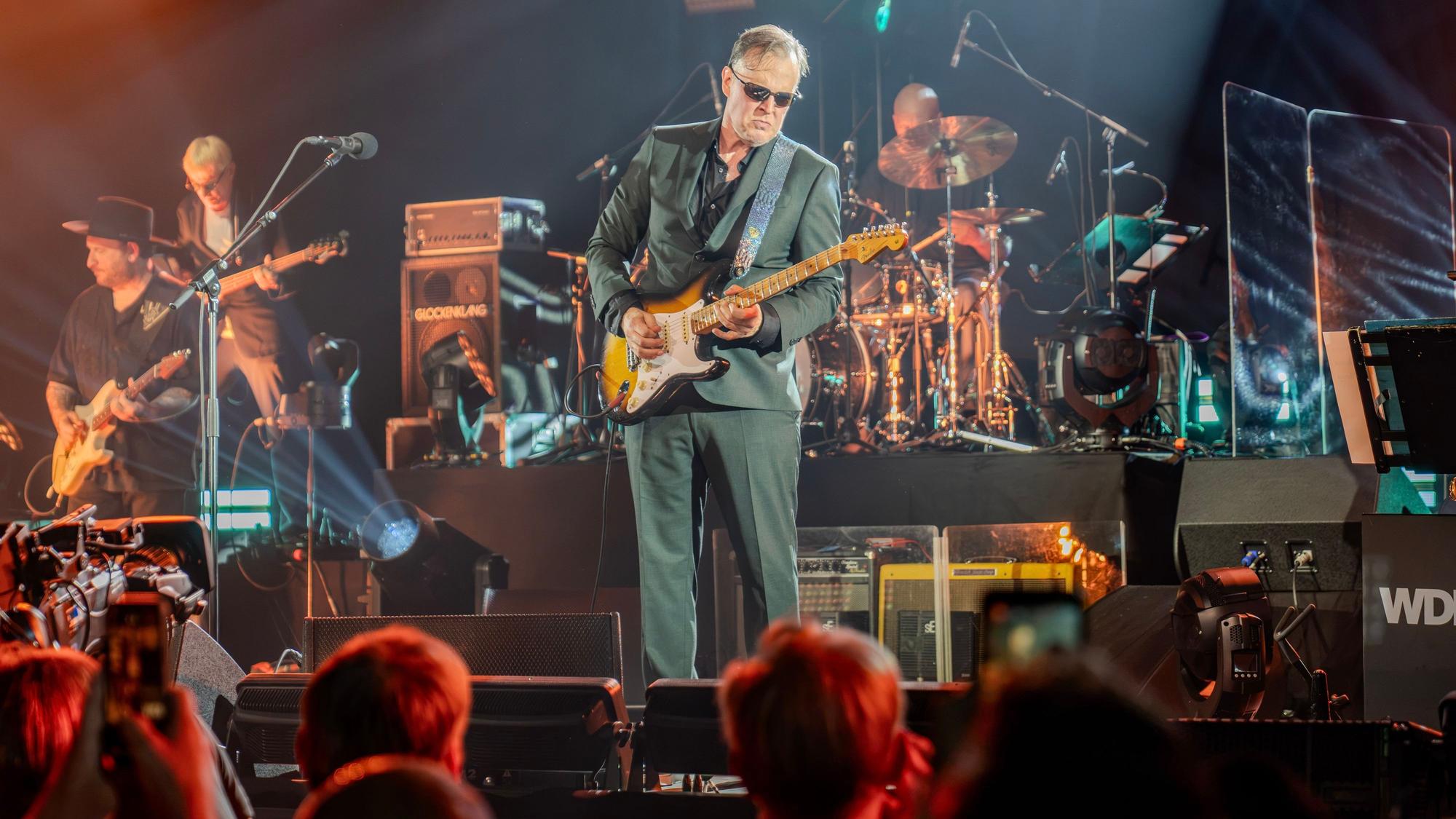 Bluesrock trifft Big-Band-Sound: Gitarrenvirtuose Joe Bonamassa und die WDR Big Band sorgten bei den Leverkusener Jazztagen für eine außergewöhnliche musikalische Begegnung.