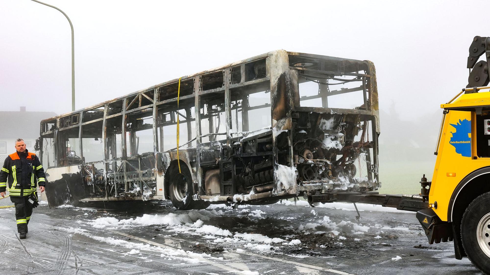 Vollbrand eines Busses - Mehr als 30 Menschen evakuiert