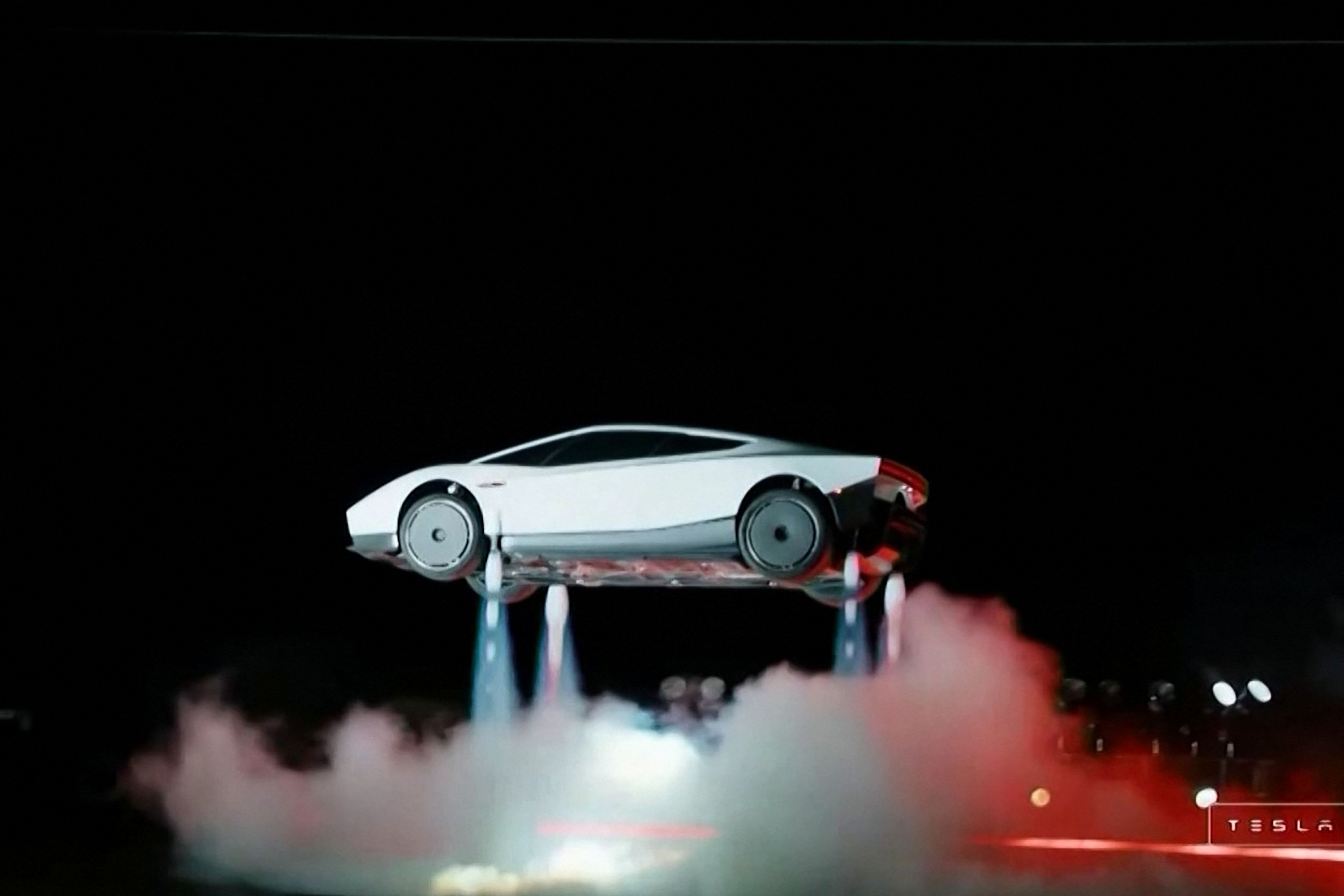 Bei der Präsentation des neuen Tesla Roadsters in Texas fuhr das Elektroauto eine riesige Rampe hinauf, haftete kopfüber und startete anschließend zu einem kontrollierten Flug.
