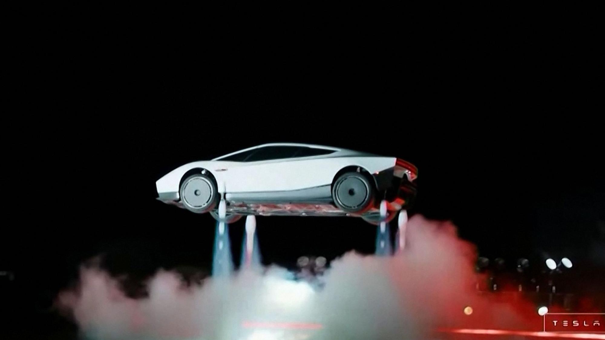 Bei der Präsentation des neuen Tesla Roadsters in Texas fuhr das Elektroauto eine riesige Rampe hinauf, haftete kopfüber und startete anschließend zu einem kontrollierten Flug.
