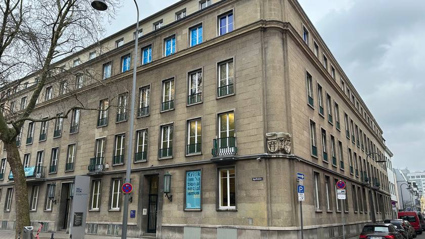 Das NS-Dokumentationszentrum am Appellhofplatz wurde in der Nacht zum Freitag Ziel eines Angriffs mit einer übel riechenden Flüssigkeit.