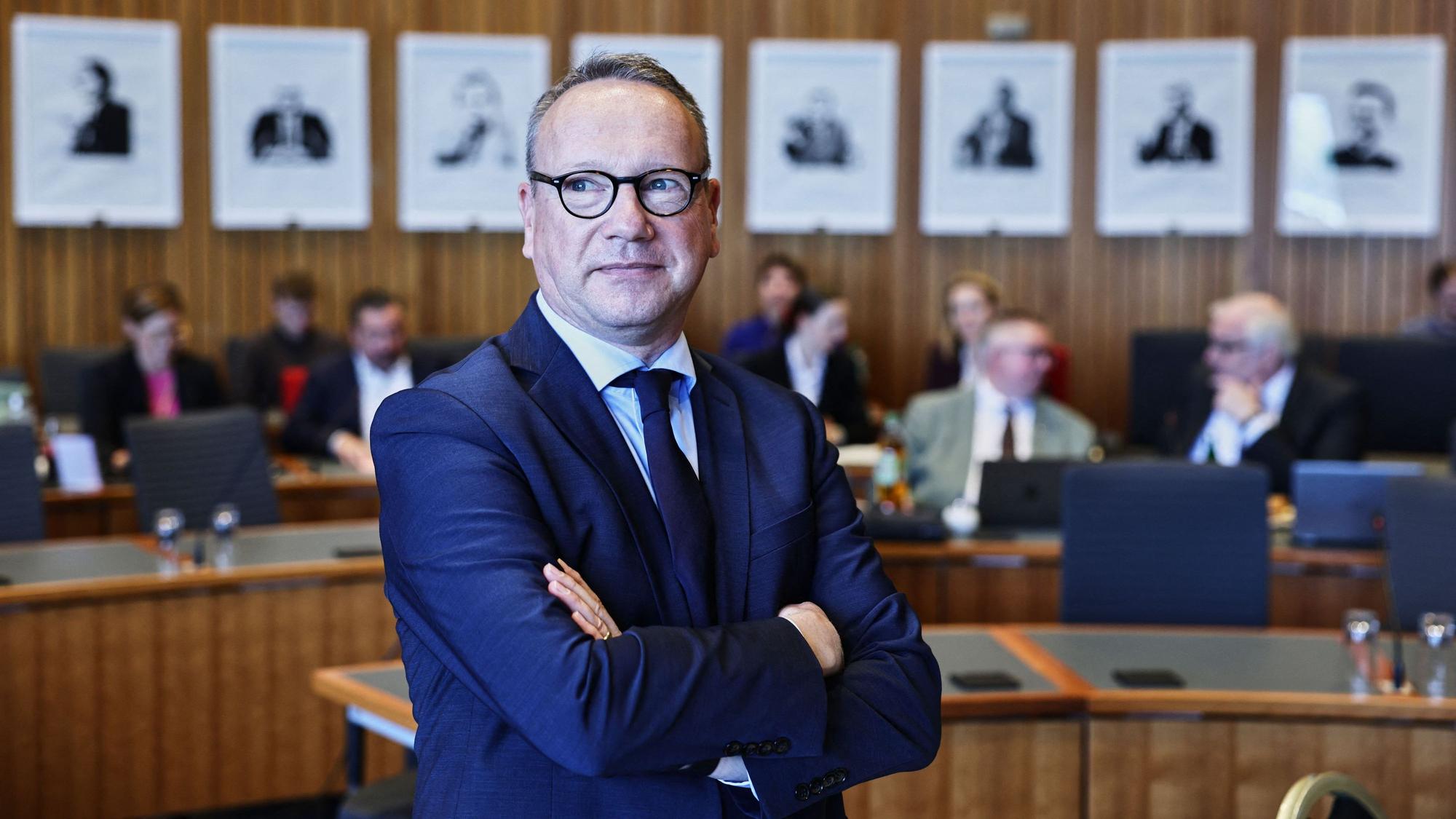 Benjamin Limbach (Grüne), Justizminister in Nordrhein-Westfalen, steht vor seiner Zeugenaussage im Untersuchungsausschuss des Landtags von Nordrhein-Westfalen.