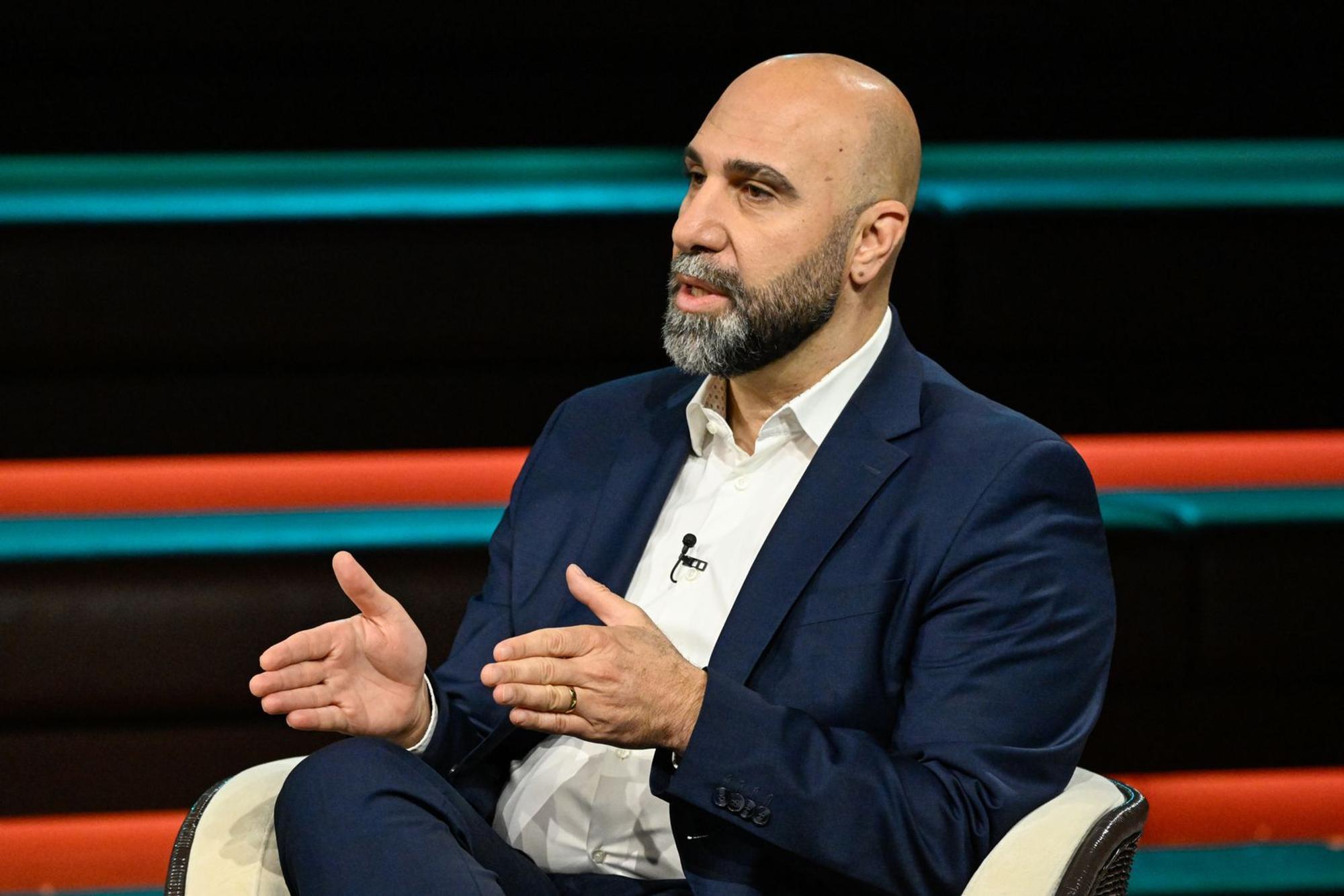 Extremismusforscher Ahmad Mansour sah bei „Markus Lanz“ große Gefahren im Bereich der sozialen Medien. (Bild: ZDF / Markus Hertrich)