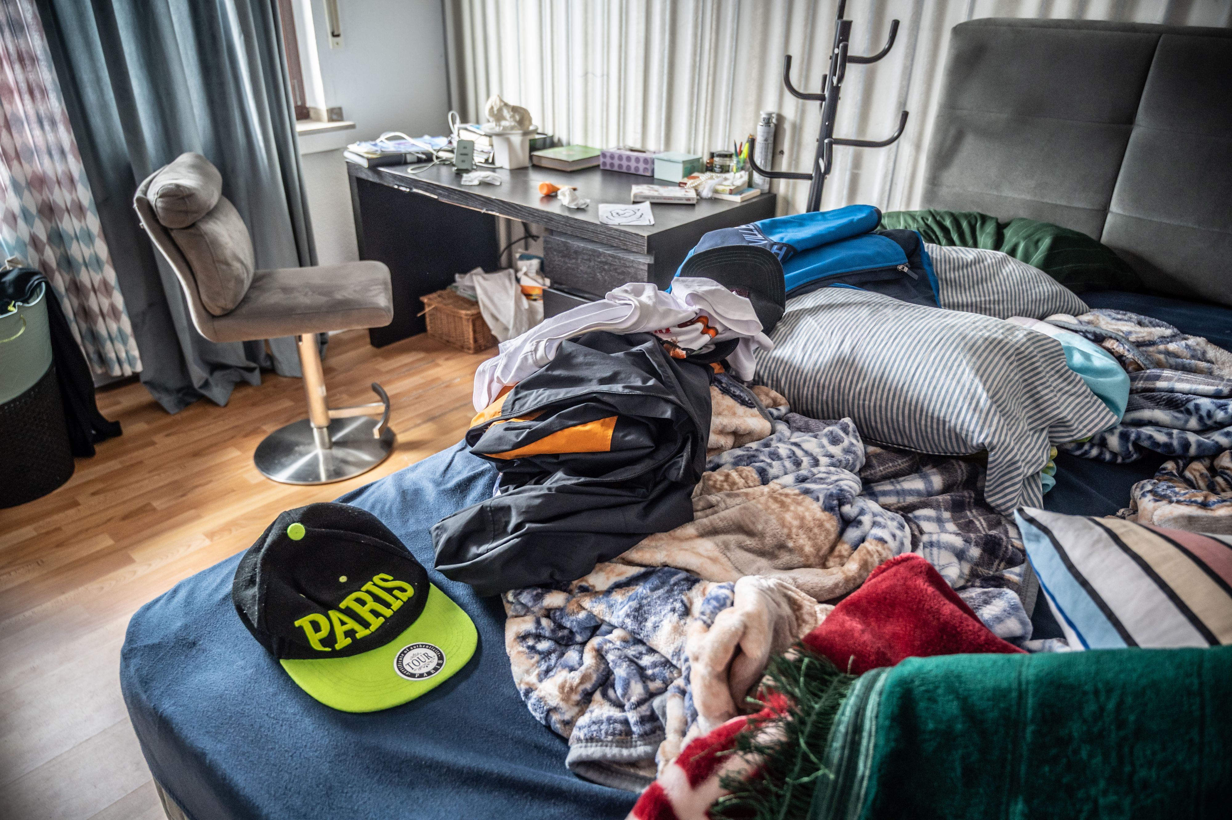 Wohnung der Familie Rouf aus Sri Lanka nach der Abschiebung.  DasZimmer der beiden Jungs, sie konnten  nur ihre besten Kappen und Sachen mitnehmen. Bild: Ralf Krieger