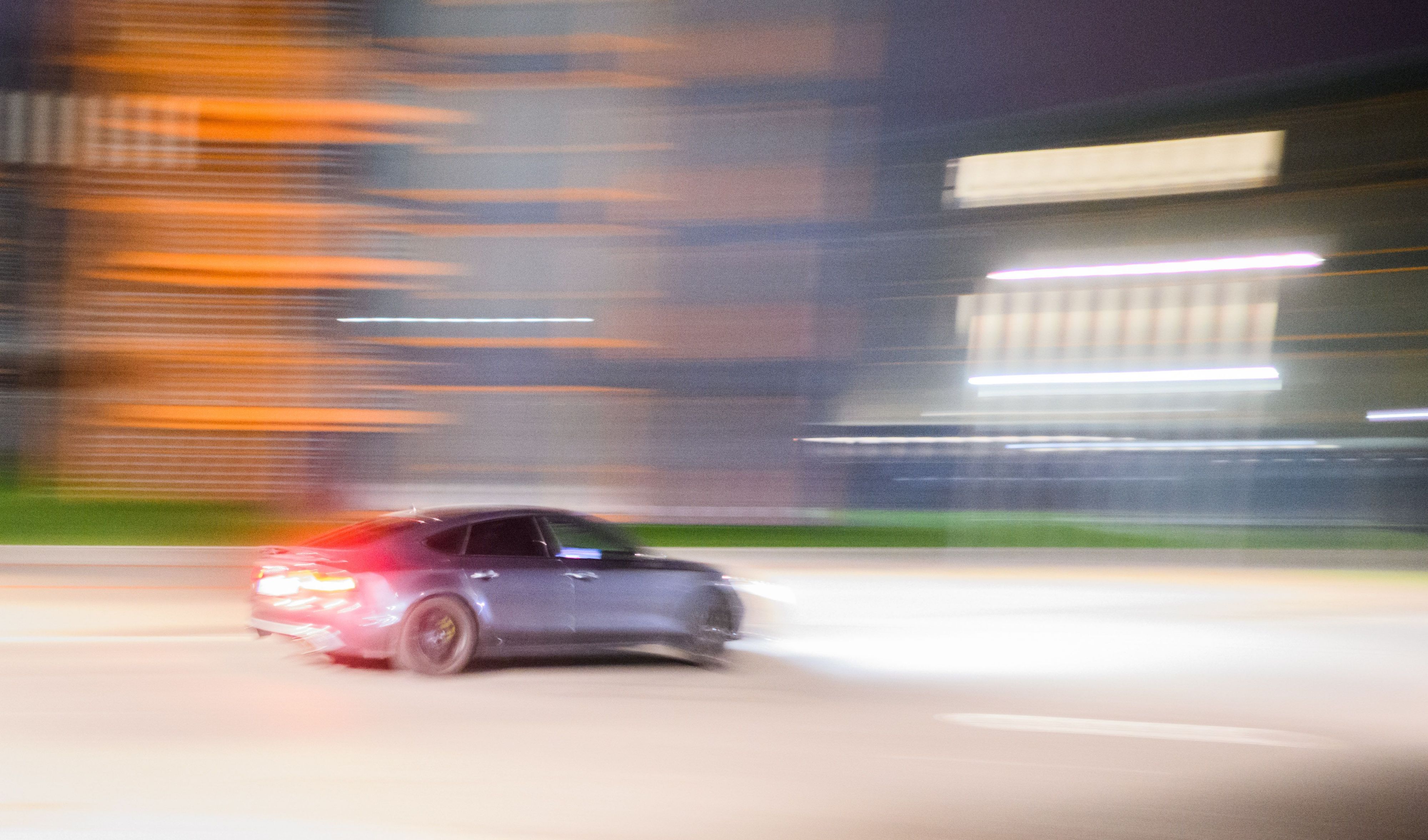 ARCHIV - 15.04.2022, Niedersachsen, Hannover: Ein Auto ist schnell unterwegs.(Symbolbild) (zu dpa: «18-Jähriger rast durch Kaiserslautern») Foto: Julian Stratenschulte/dpa +++ dpa-Bildfunk +++