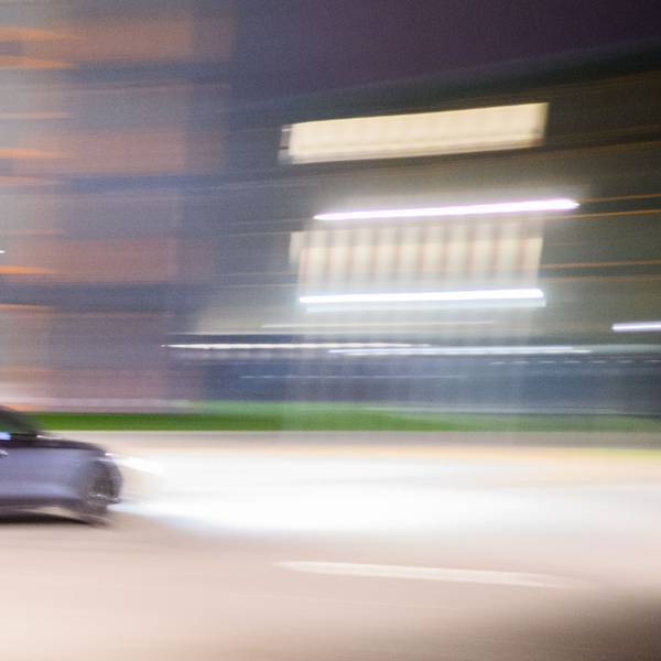 ARCHIV - 15.04.2022, Niedersachsen, Hannover: Ein Auto ist schnell unterwegs.(Symbolbild) (zu dpa: «18-Jähriger rast durch Kaiserslautern») Foto: Julian Stratenschulte/dpa +++ dpa-Bildfunk +++