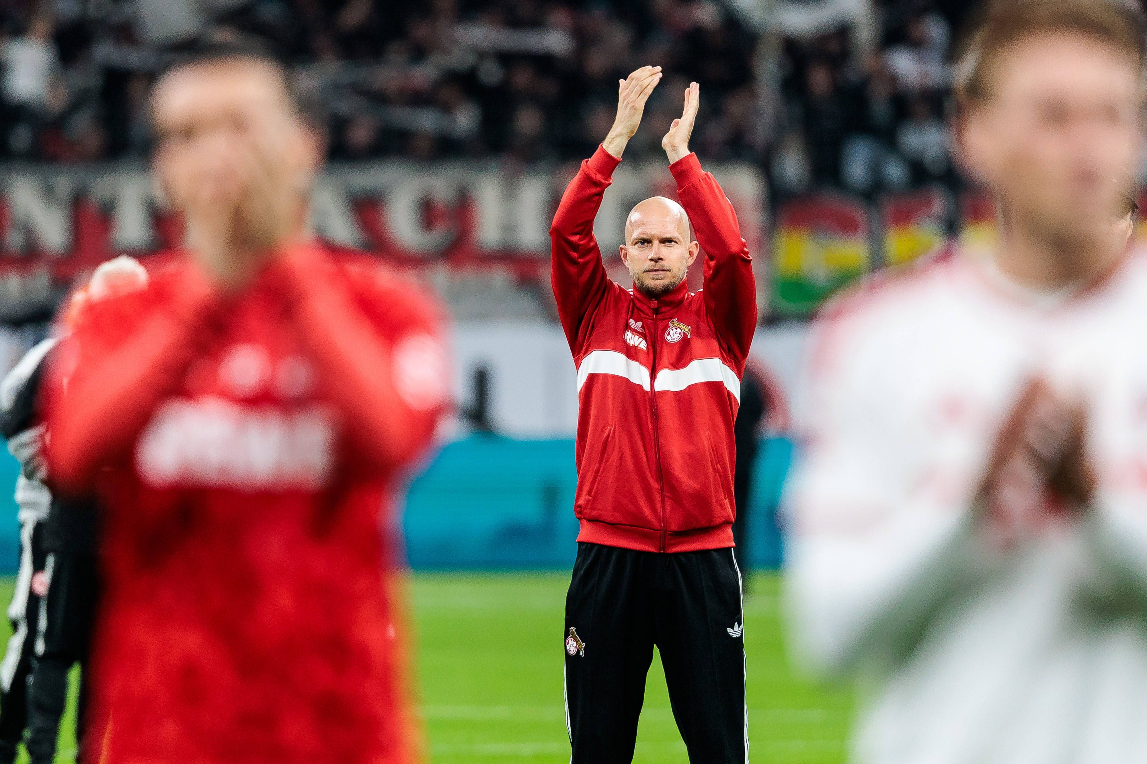 René Wagner bedankt sich bei den mitgereisten FC-Fans in Frankfurt.