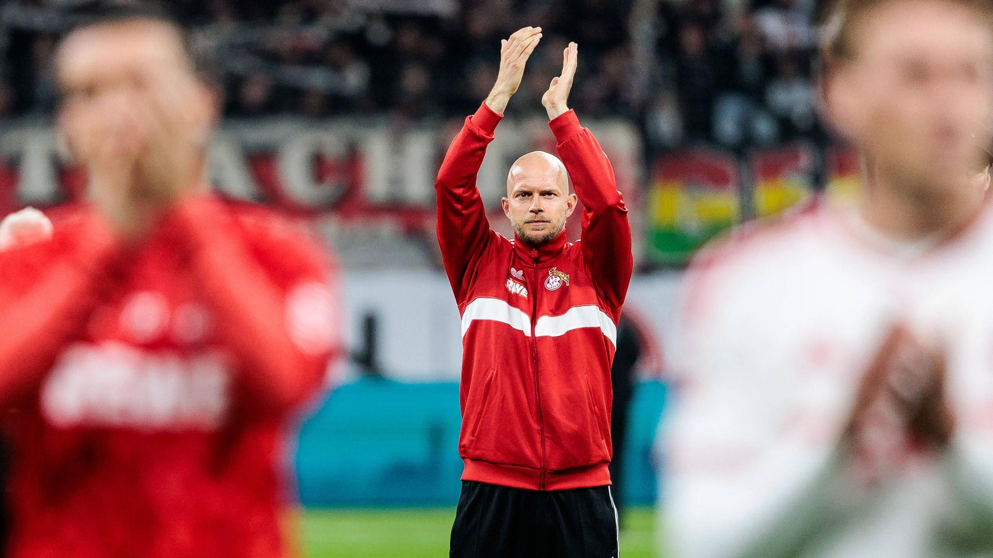 René Wagner bedankt sich bei den mitgereisten FC-Fans in Frankfurt.