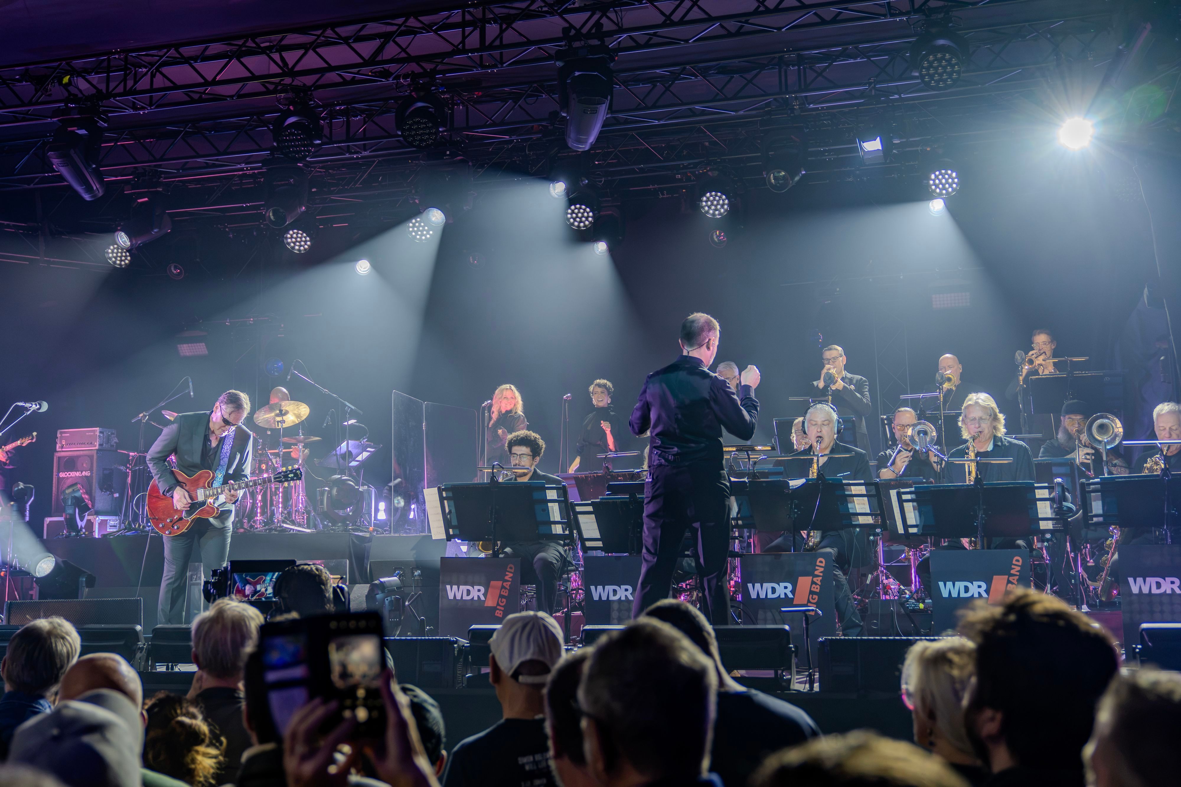 Jochen Neuffer dirigierte die WDR Big Band.