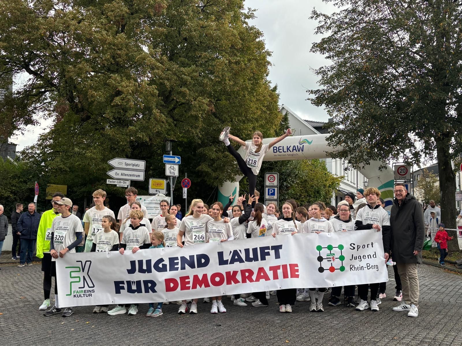 Jugendliche Läufer mit Banner beim Burscheider Stadtlauf