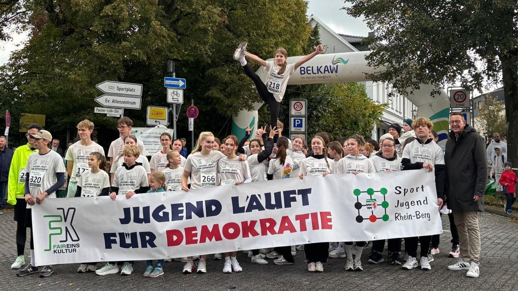 Jugendliche Läufer mit Banner beim Burscheider Stadtlauf