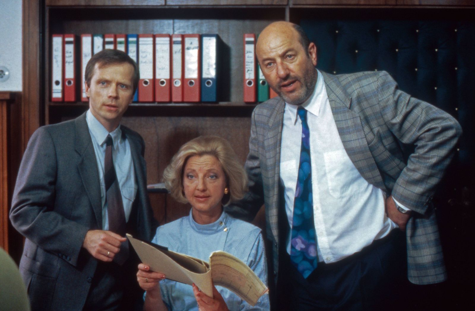 In „Liebling Kreuzberg“ spielte Michael Kausch (links, mit Corinna Genest und Manfred Krug) eine der wichtigsten Rellen seiner Karriere.  (Bild: IMAGO / United Archives)
