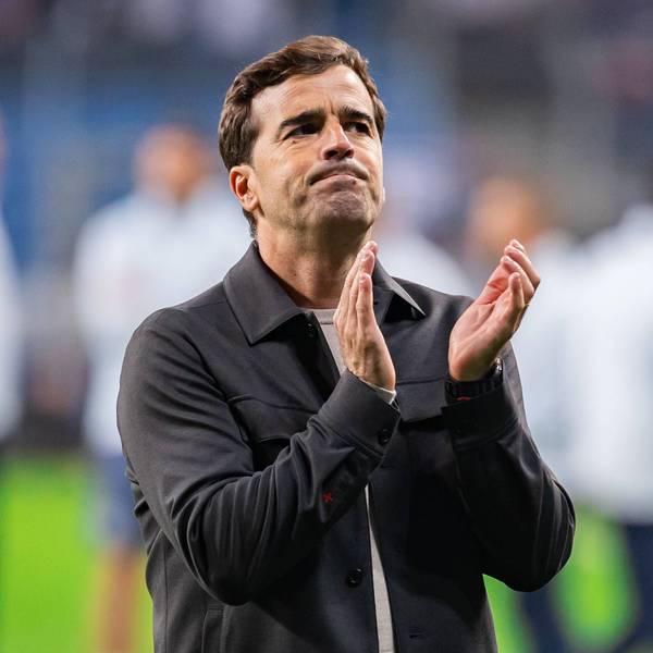 October 15, 2026, Poznan, Poland: Carles Martinez coach of Bayer applauds during the UEFA Europa League match between Lech Poznan and Bayer 04 Leverkusen at Enea Stadium Poznan. Final score Lech Poznan 0:4 Bayer 04 Leverkusen. Poznan Poland - ZUMAs197 20261015_aaa_s197_274 Copyright: xMikolajxBarbanellx