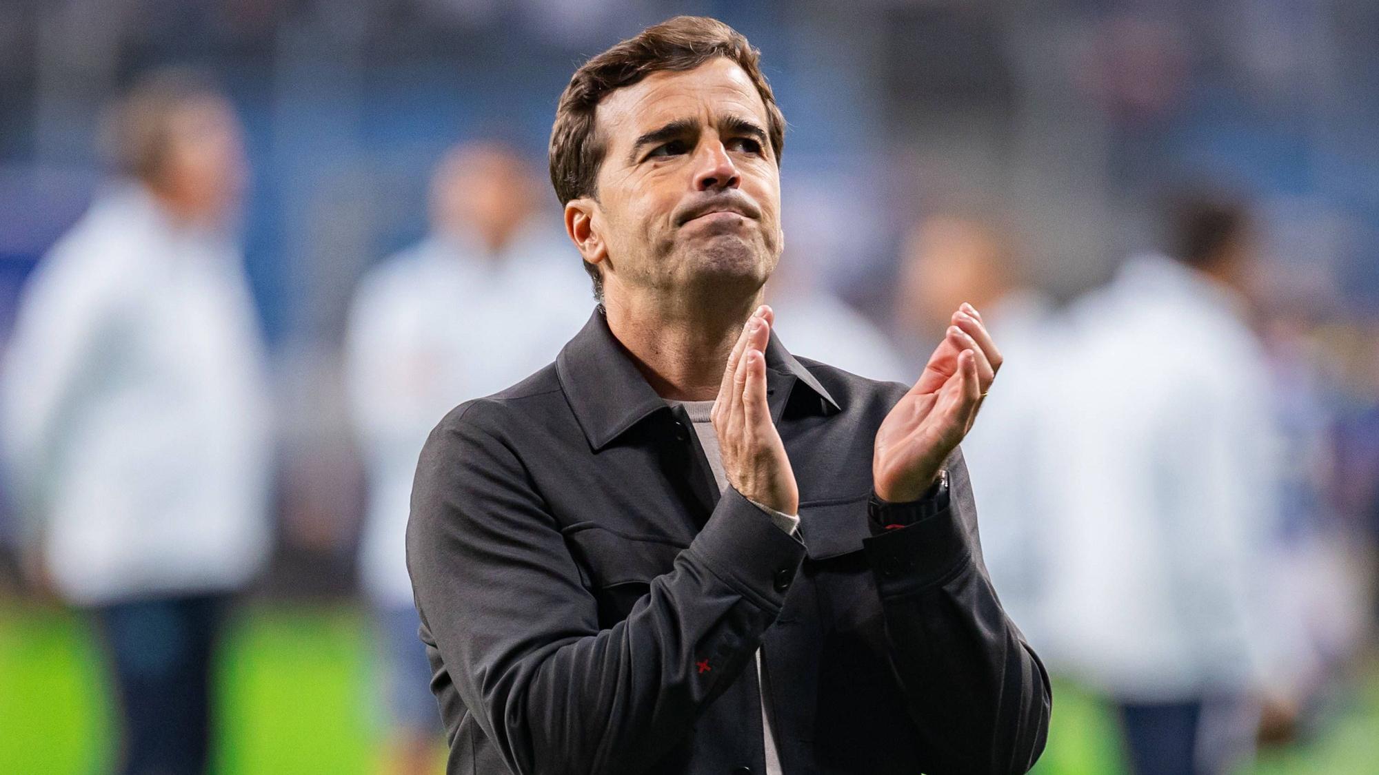 October 15, 2026, Poznan, Poland: Carles Martinez coach of Bayer applauds during the UEFA Europa League match between Lech Poznan and Bayer 04 Leverkusen at Enea Stadium Poznan. Final score Lech Poznan 0:4 Bayer 04 Leverkusen. Poznan Poland - ZUMAs197 20261015_aaa_s197_274 Copyright: xMikolajxBarbanellx