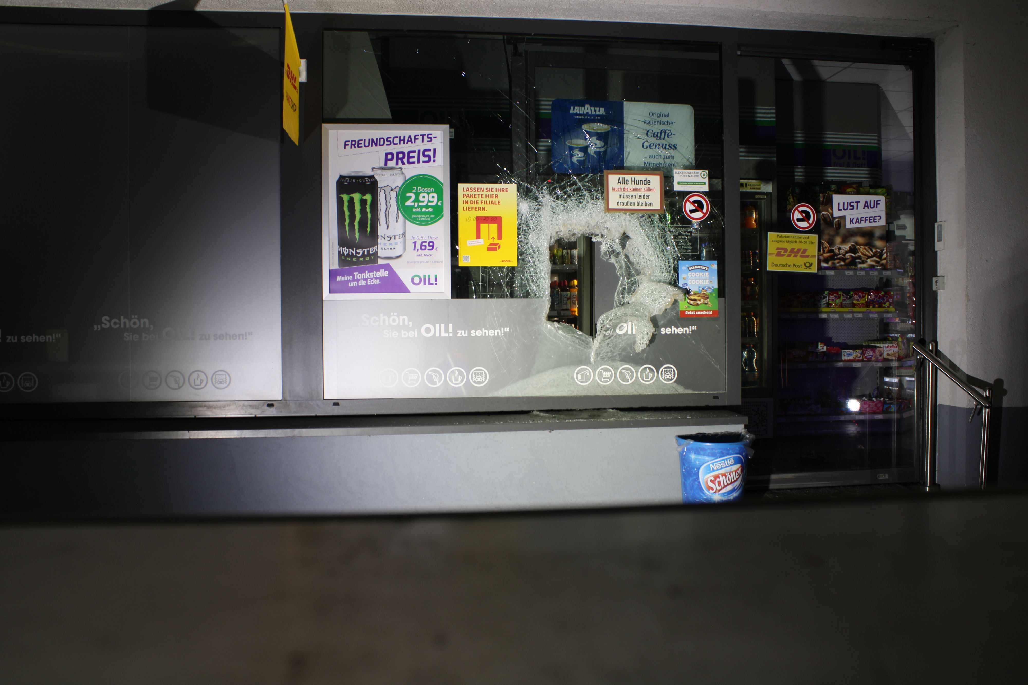 Loch in der Fensterscheibe der Tankstelle in Bergisch Gladbach-Schildgen