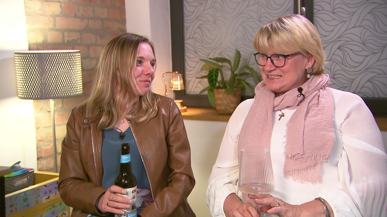 Sarah (rechts) wird nie Risotto-Fan, Susu schon eher. (Bild: RTL)