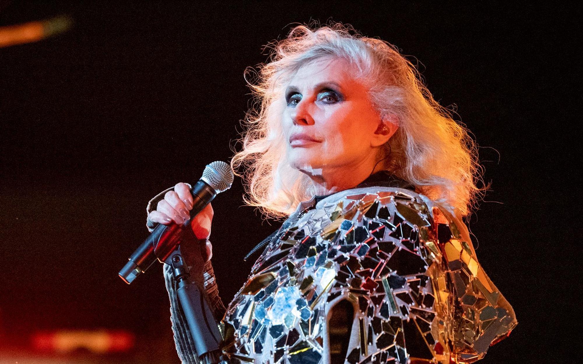 Nachdem die Platte eigentlich schon vor eineinhalb Jahren erscheinen sollte, haben Debbie Harry und ihre Band Blondie nun zumindest eine erste Vorab-Single aus dem kommenden Album „High Noon“ veröffentlicht. (Bild: Getty Images/Emma McIntyre)