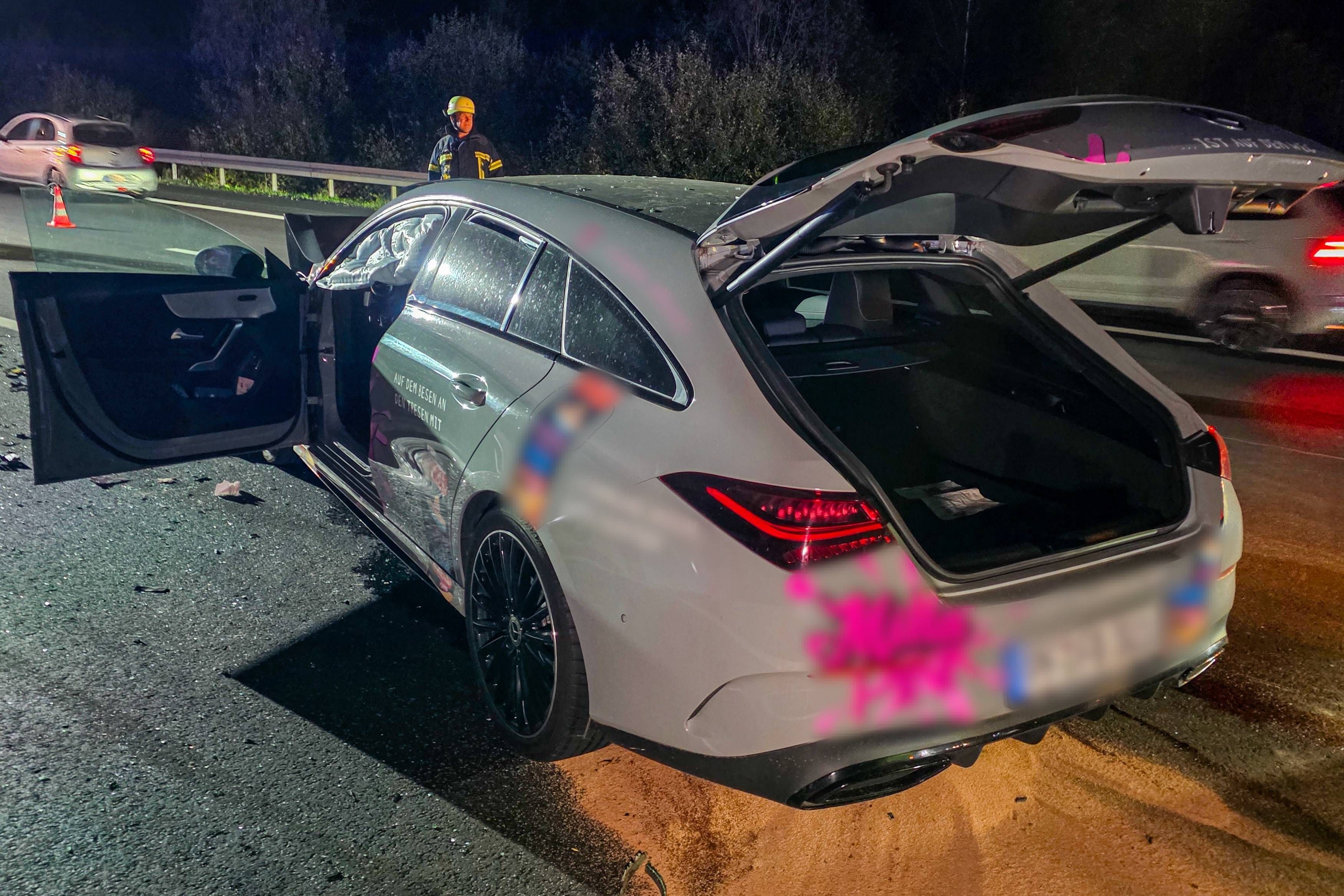 Nach einer heftigen Kollision zweier Fahrzeuge auf der A8 bei Pforzheim verblieben Trümmerteile auf der Fahrbahn; Ballermann-Sängerin Milla Pink und die zweite Fahrerin blieben glücklicherweise unverletzt.