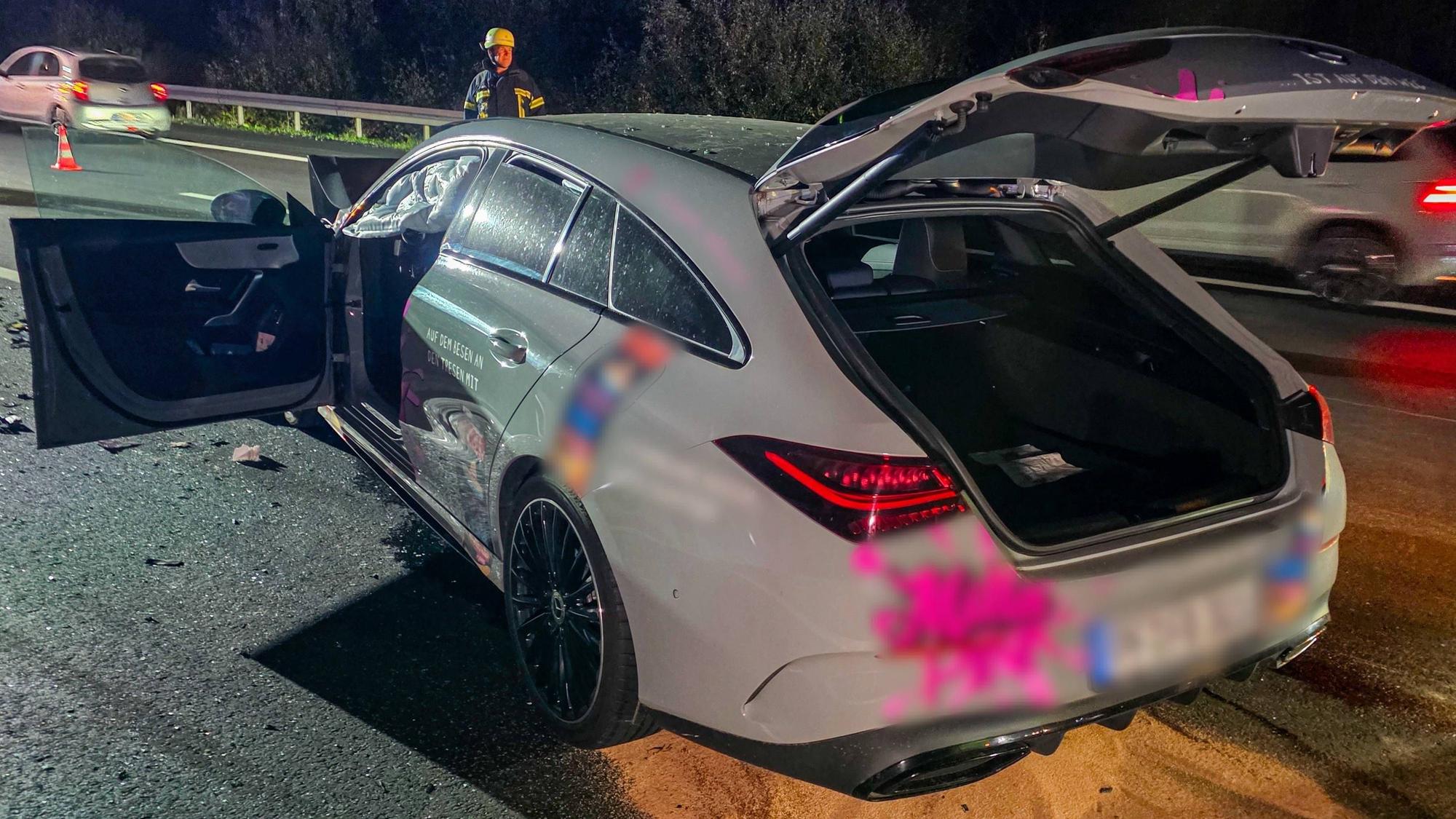 Nach einer heftigen Kollision zweier Fahrzeuge auf der A8 bei Pforzheim verblieben Trümmerteile auf der Fahrbahn; Ballermann-Sängerin Milla Pink und die zweite Fahrerin blieben glücklicherweise unverletzt.