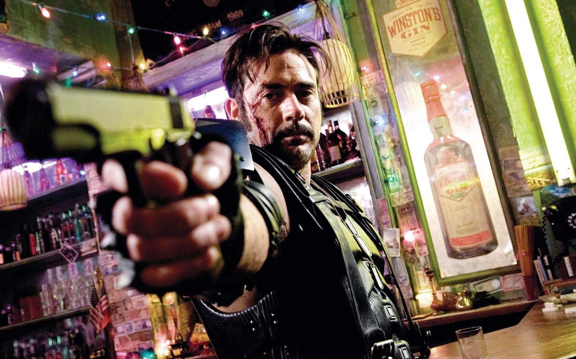 Vergewaltiger, Mörder, Sadist, Nationalheld: Für The Comedian (Jeffrey Dean Morgan) heiligt der Zweck drastischste Mittel. (Bild: RTLZWEI)