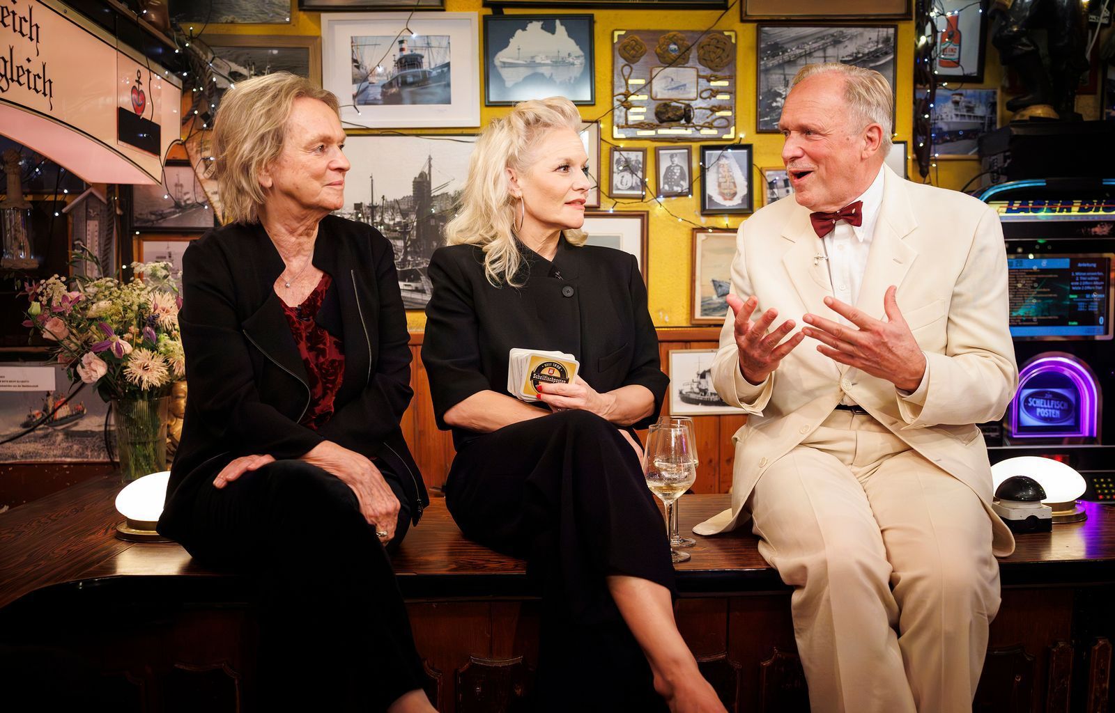 Ina Müller (Mitte) begrüßte bei „Inas Nacht“ Schrifstellerin Elke Heidenreich und Schauspieler Ulrich Tukur. (Bild: NDR/ Morris Mac Matzen)