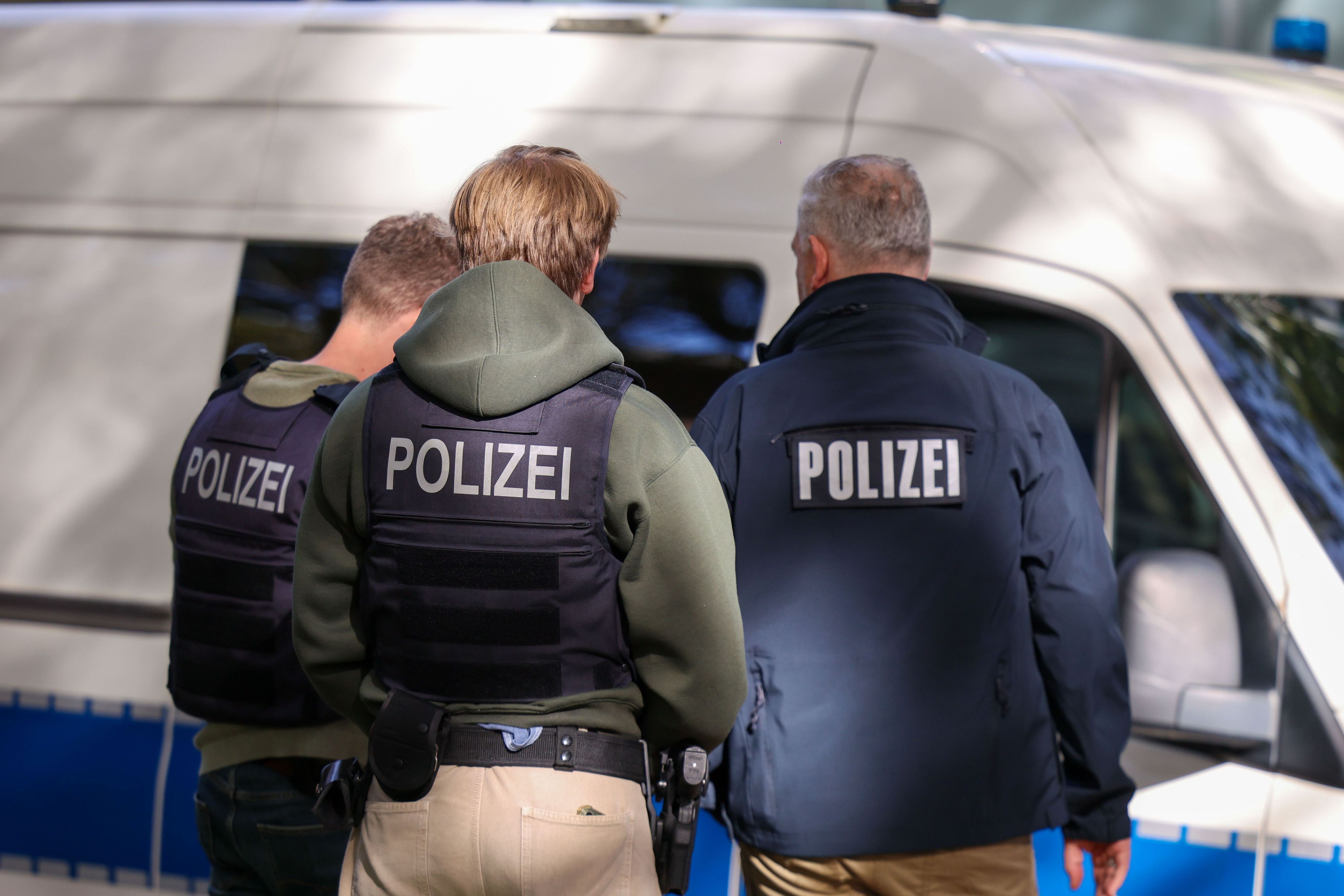 Polizeibeamte stehen am Donnerstagmittag in unmittelbarer Nähe zum Tatort an einem Ärztehaus am Kennedyplatz. Nach der gewaltsamen Befreiung eines Häftlings bei einem Arztbesuch in Essen sind bei der Polizei mehrere Zeugenhinweise eingegangen.