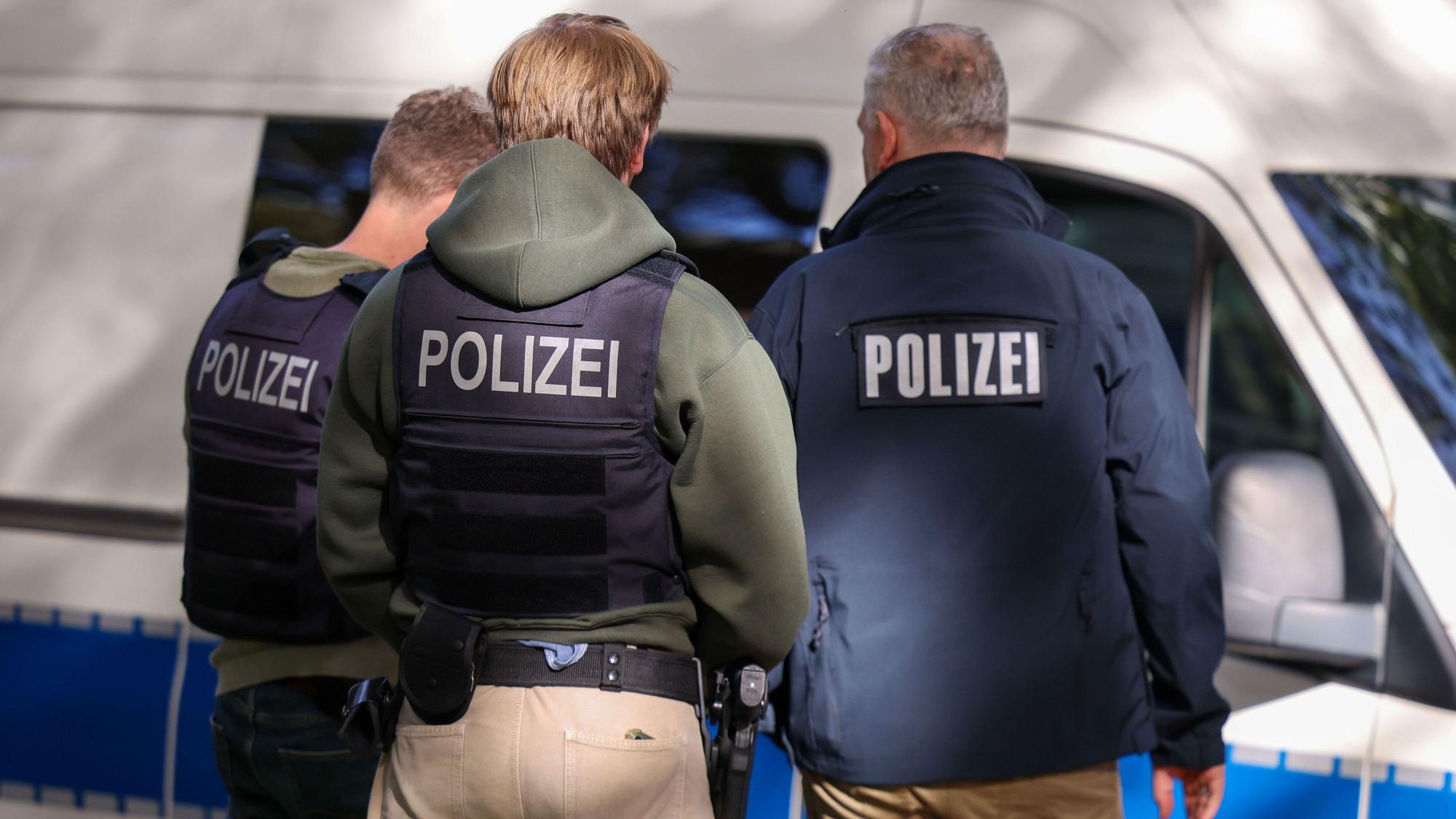 Polizeibeamte stehen am Donnerstagmittag in unmittelbarer Nähe zum Tatort an einem Ärztehaus am Kennedyplatz. Nach der gewaltsamen Befreiung eines Häftlings bei einem Arztbesuch in Essen sind bei der Polizei mehrere Zeugenhinweise eingegangen.
