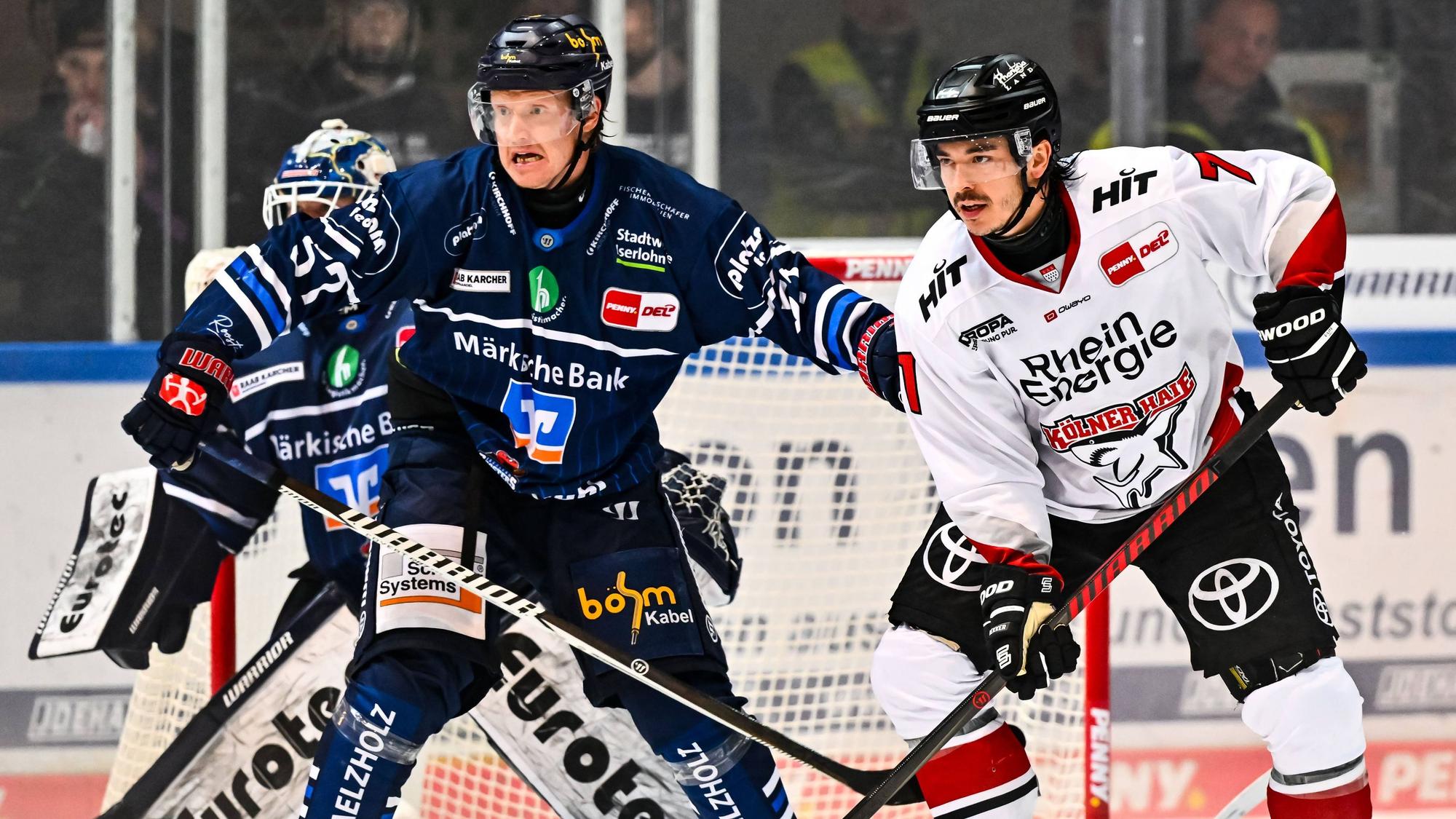 Zwei Spieler in der Partie zwischen den Kölner Haien und Iserlohn Roosters.