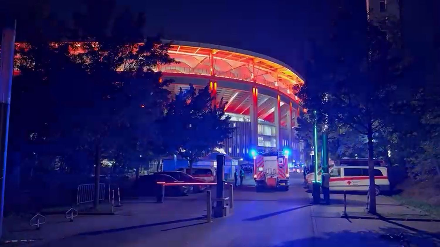 Ein Feuerwehrauto fährt am Deutsche-Bank-Park vor. Die Pressekonferenz nach dem Spiel zwischen Frankfurt und Köln musste nach einem Alarm abgebrochen werden.