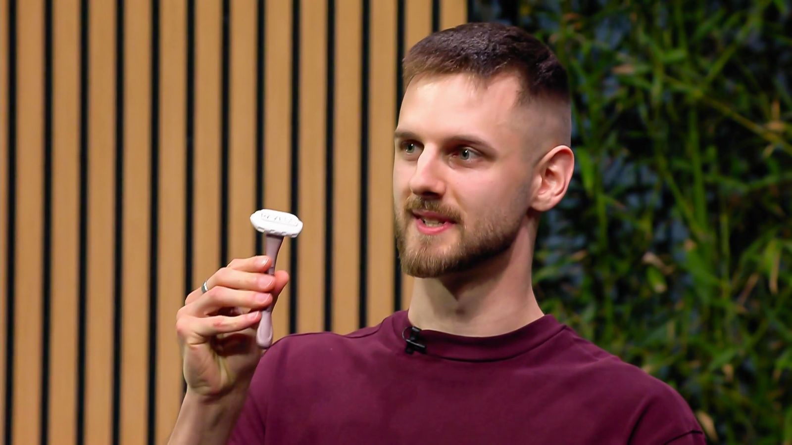 Der Rasierer von Victor Haisch, Ivo Lovric und Louisa Haisch besteht aus nachwachsenden Rohstoffen, die als Abfälle aus anderen Industrien anfallen. (Bild: RTL)