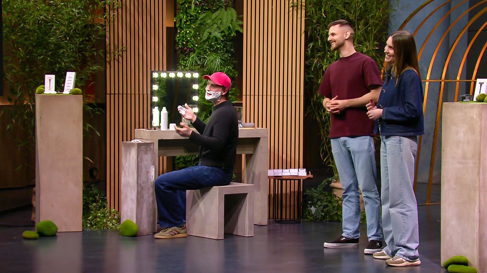 Präsentation mit Vorzeige-Rasur: Victor Haisch, Ivo Lovric und Louisa Haisch wissen zu überzeugen. (Bild: RTL)