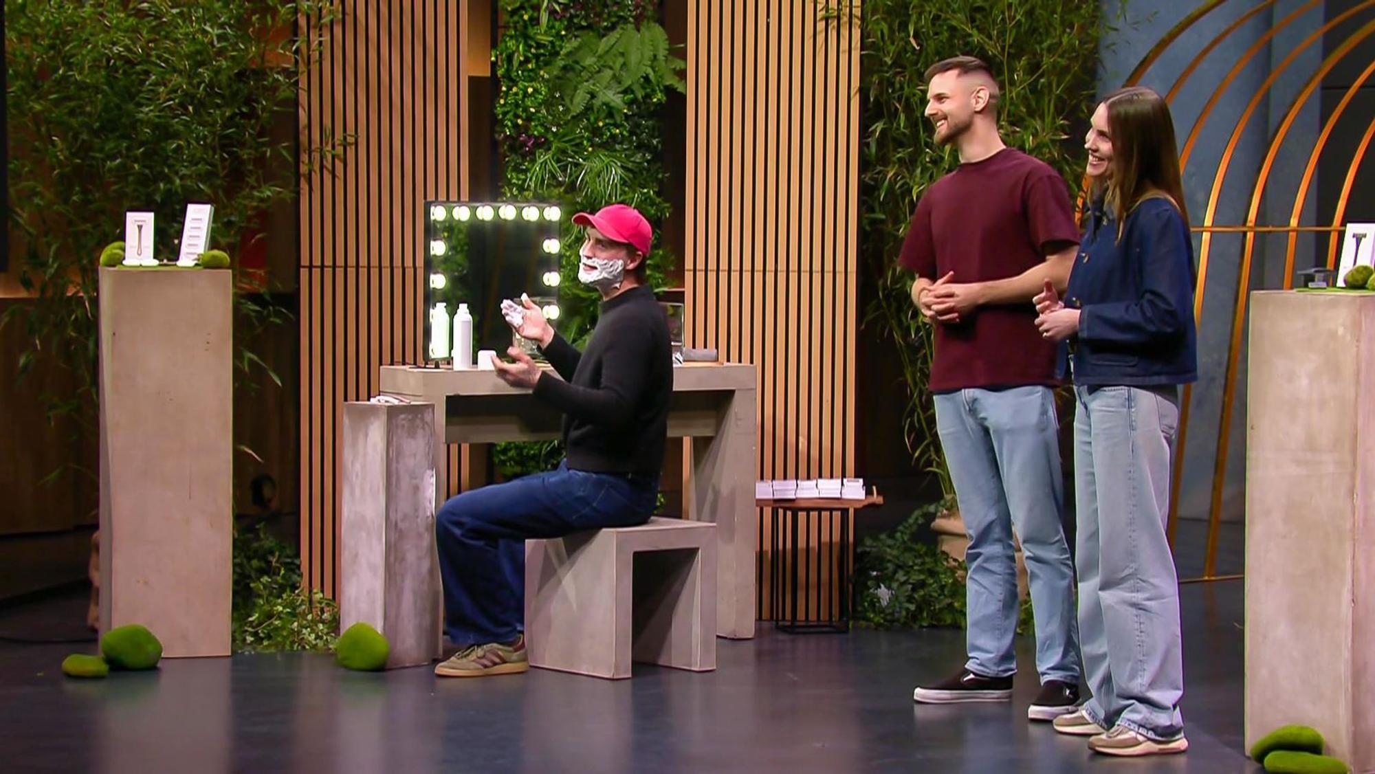 Präsentation mit Vorzeige-Rasur: Victor Haisch, Ivo Lovric und Louisa Haisch wissen zu überzeugen. (Bild: RTL)