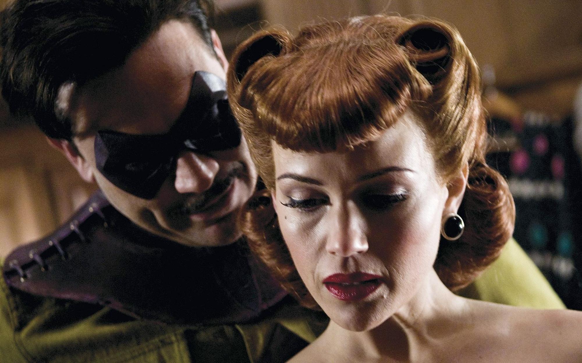 The Comedian (Jeffrey Dean Morgan) und Silk Spectre (Carla Gugino) verband eine abstoßende Anziehung. (Bild: RTLZWEI)