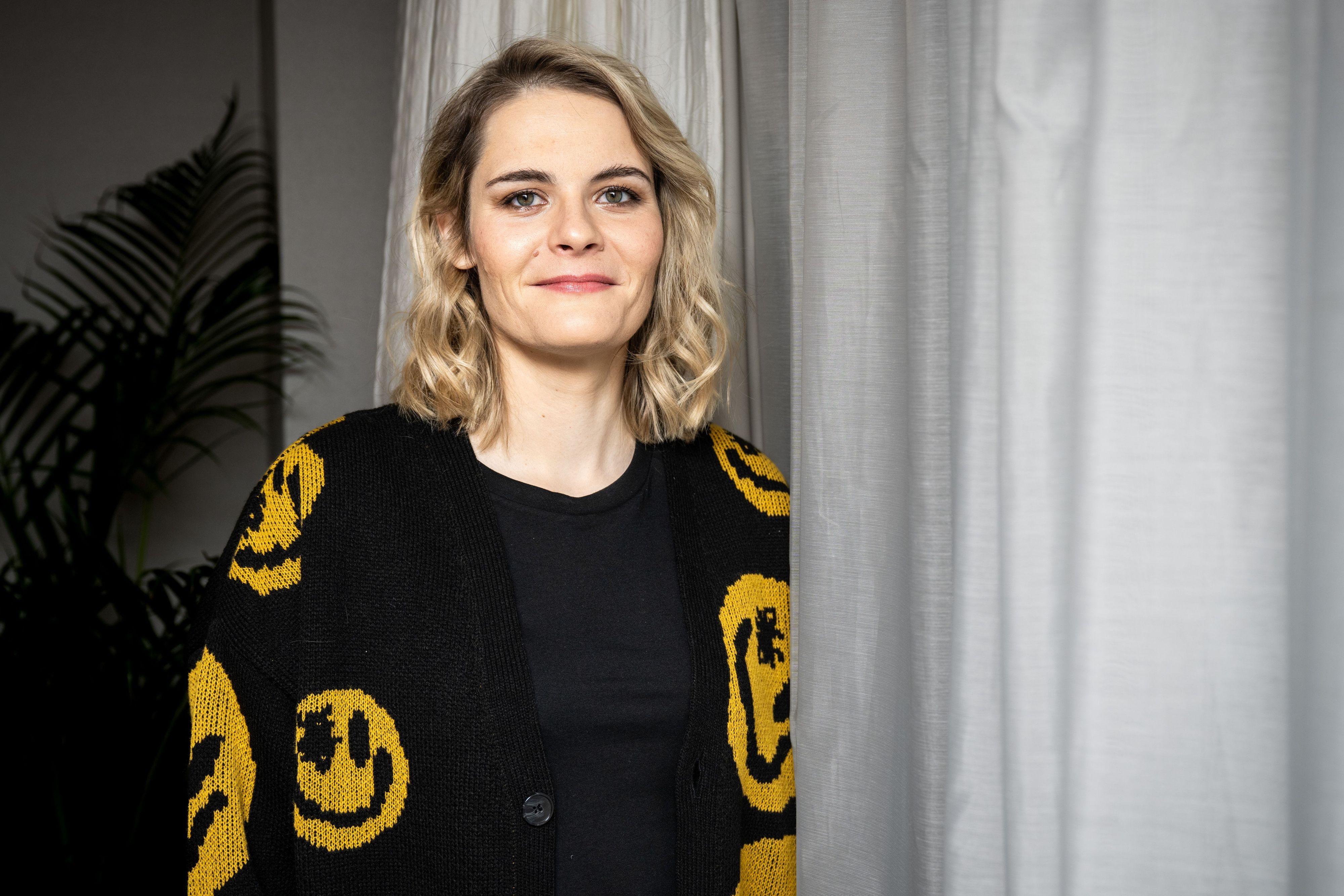 Porträt der Comedian und Moderatorin Hazel Brugger.