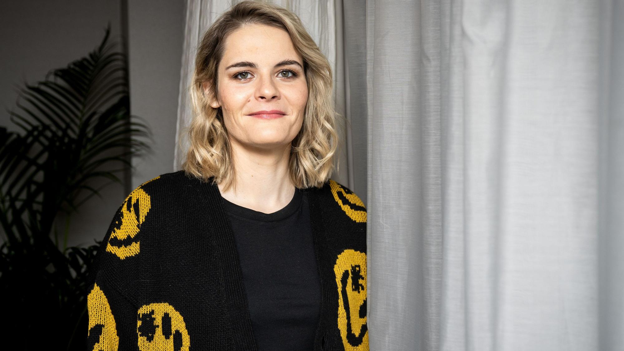 Porträt der Comedian und Moderatorin Hazel Brugger.