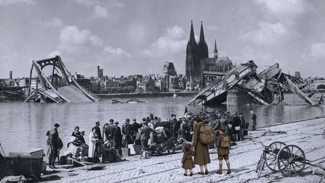 Köln in Trümmern: In das Bild aus der zeitgeschichtlichen Sammlung des Historischen Archivs wurde für die Ausstellung „Hungerleben, Lebenshunger“ im Vordergrund die erfundene Kölnerin „Käthe“ mit ihren Kindern montiert