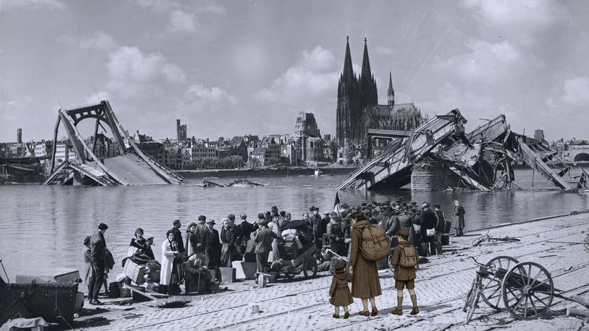 Köln in Trümmern: In das Bild aus der zeitgeschichtlichen Sammlung des Historischen Archivs wurde für die Ausstellung „Hungerleben, Lebenshunger“ im Vordergrund die erfundene Kölnerin „Käthe“ mit ihren Kindern montiert
