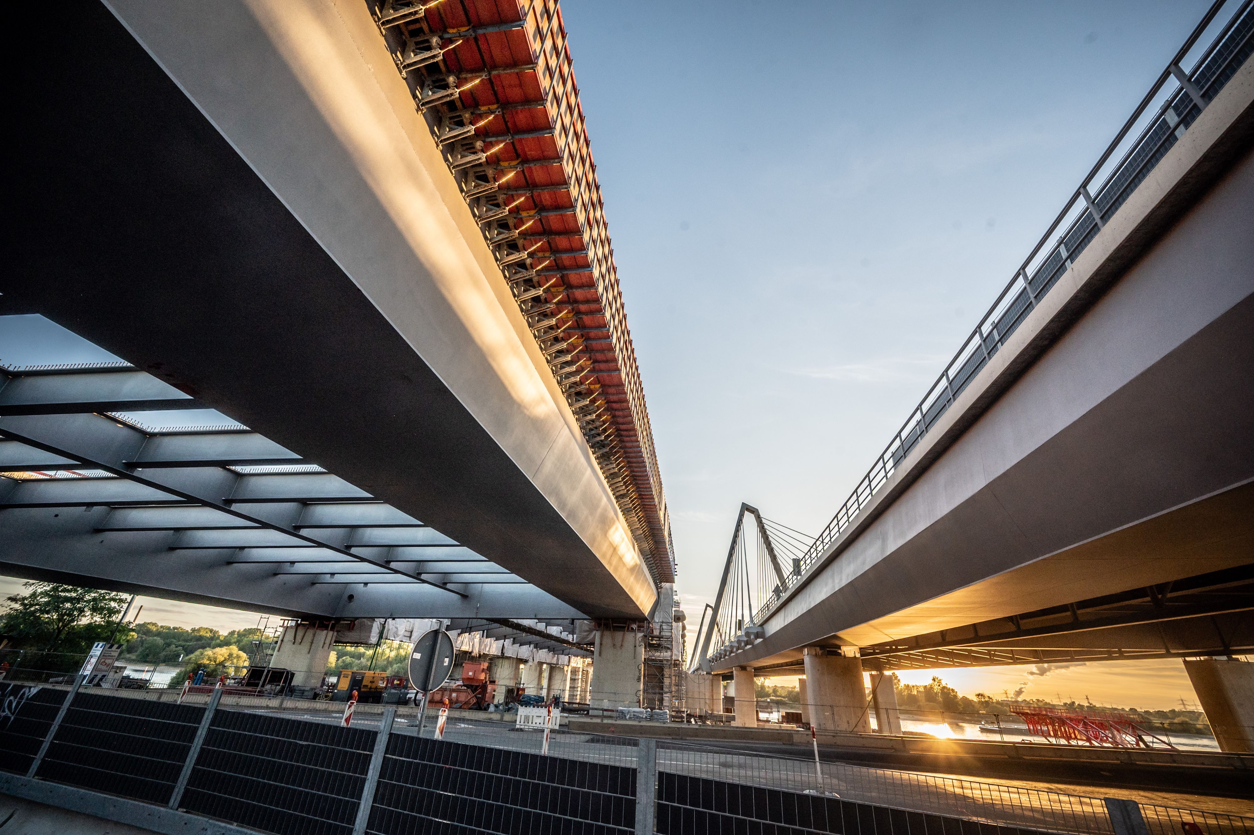 Leverkusener Brücke: Inzwischen wird der erste Pylon der zweiten Brücke auf Merkenicher Seite aus vorgefertigten Teilen zusammengebaut.  Bild: Ralf Krieger