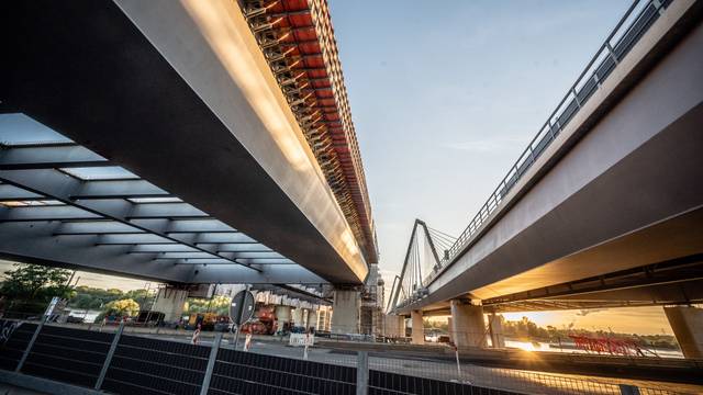 Leverkusener Brücke: Inzwischen wird der erste Pylon der zweiten Brücke auf Merkenicher Seite aus vorgefertigten Teilen zusammengebaut. Bild: Ralf Krieger