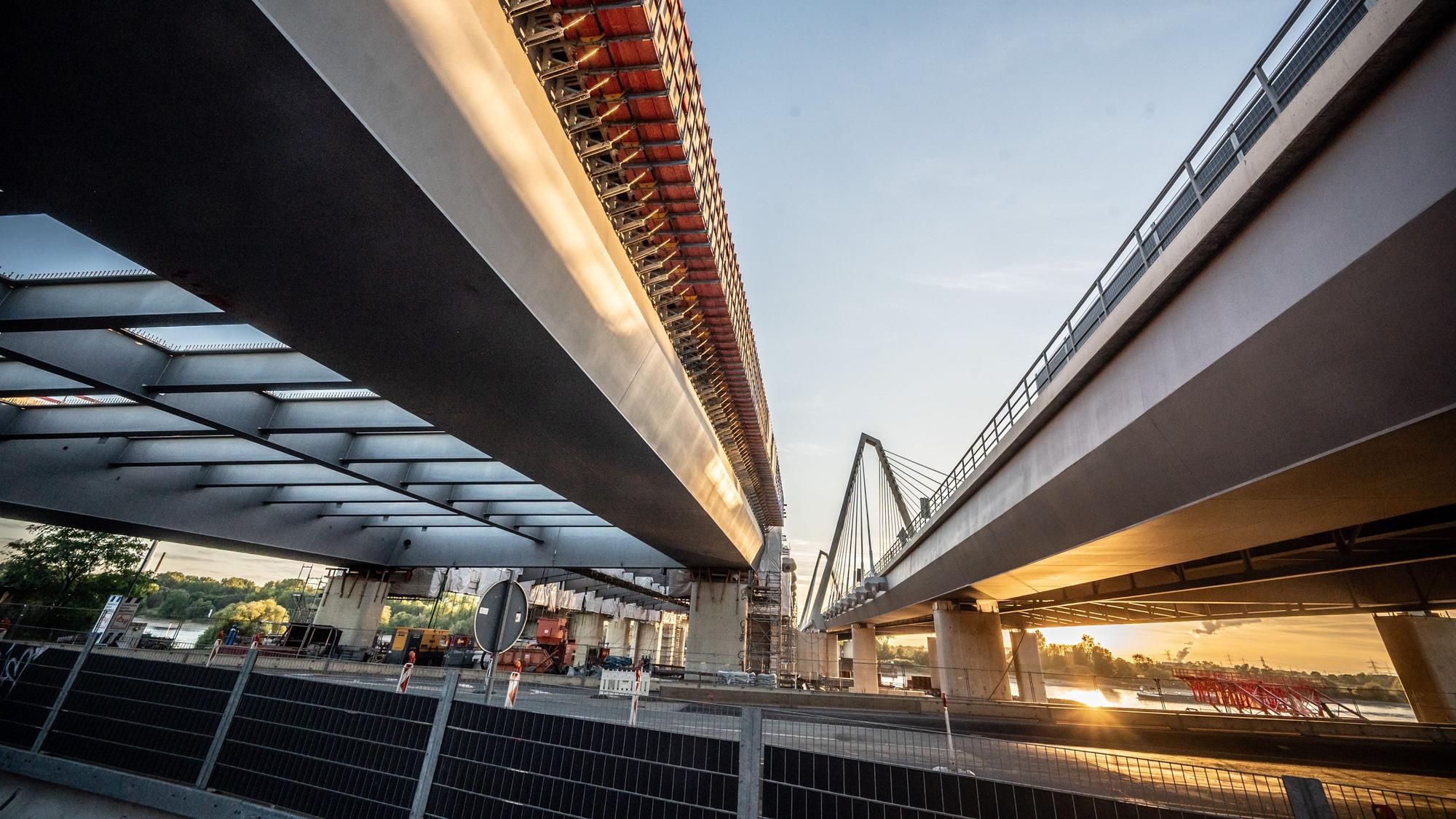 Leverkusener Brücke: Inzwischen wird der erste Pylon der zweiten Brücke auf Merkenicher Seite aus vorgefertigten Teilen zusammengebaut. Bild: Ralf Krieger