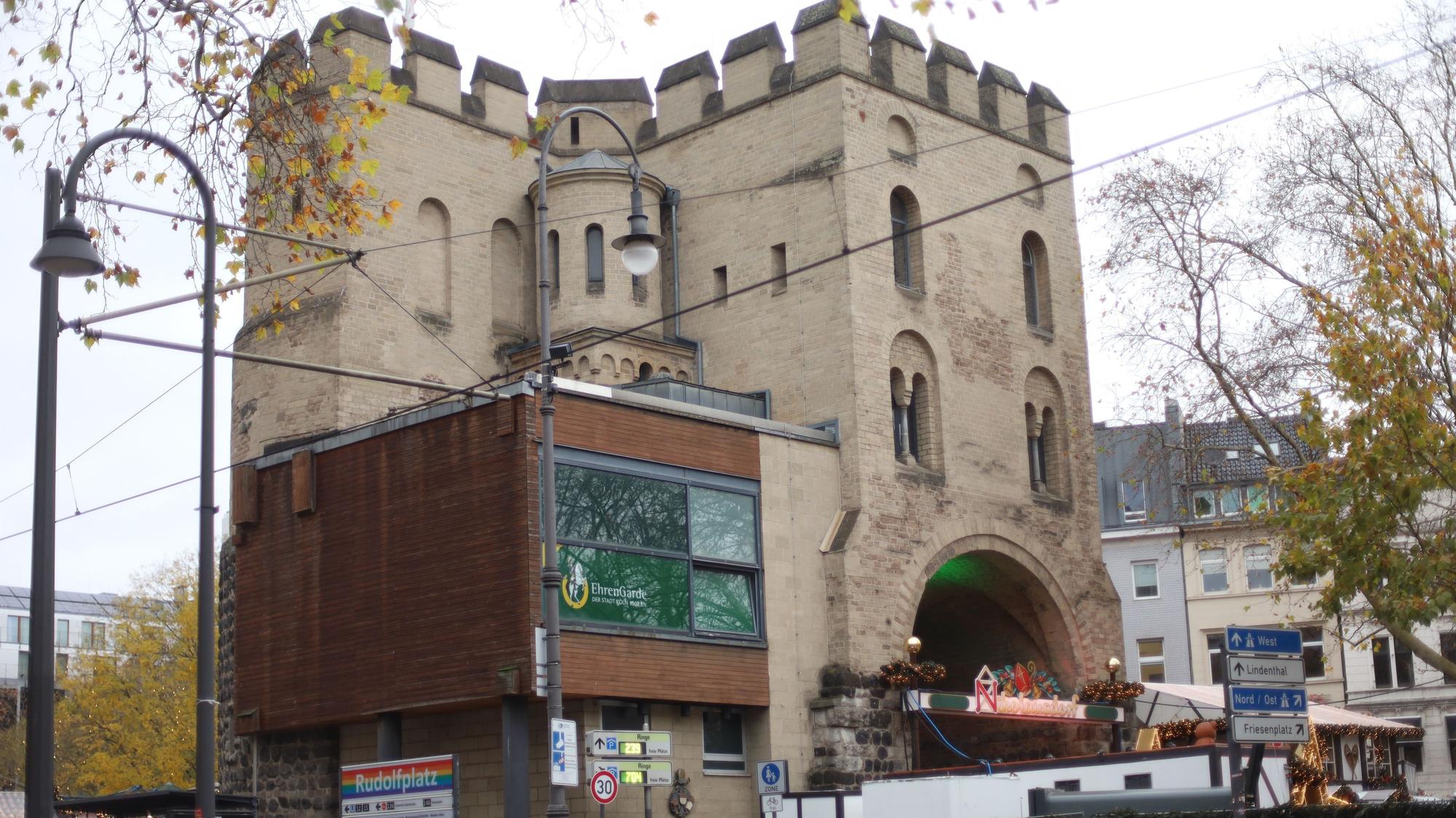 Die Hahnentorburg.