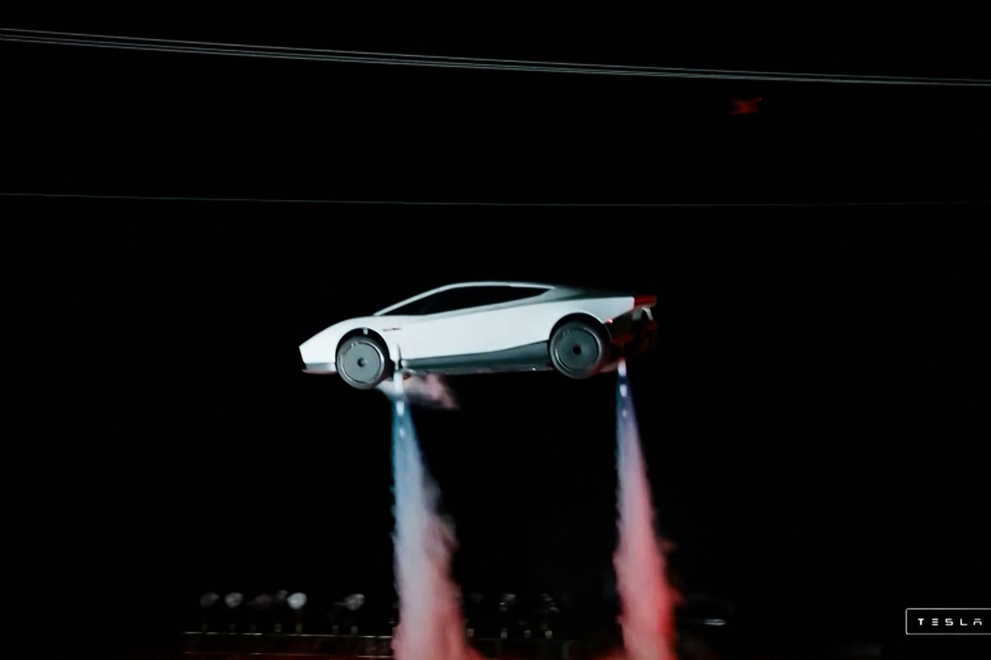 Setzt zur Landung an: Der Prototyp des neuen Tesla-Roadsters.