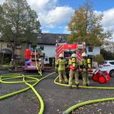 Ein Dachstuhl in Köln-Mülheim steht in Flammen. 45 Einsatzkräfte der Feuerwehr mussten insgesamt anrücken.