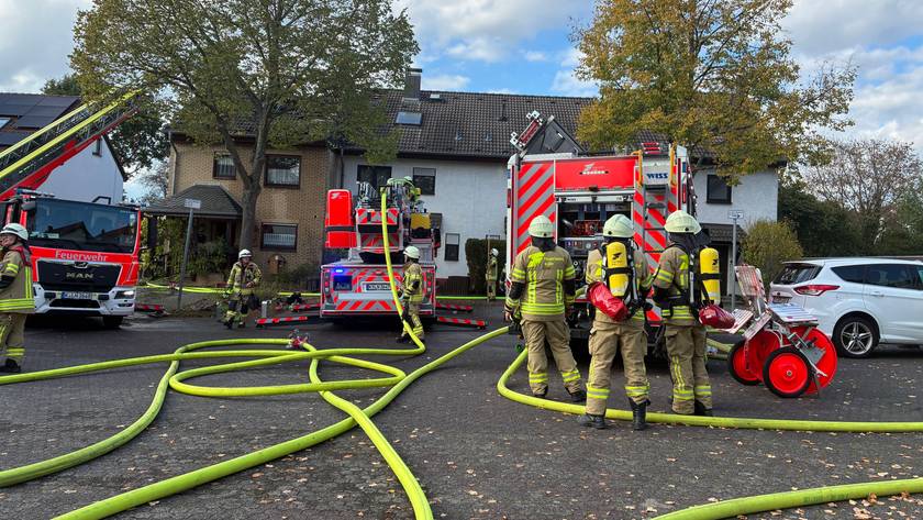 Ein Dachstuhl in Köln-Höhenhaus steht in Flammen. 45 Einsatzkräfte der Feuerwehr mussten insgesamt anrücken.