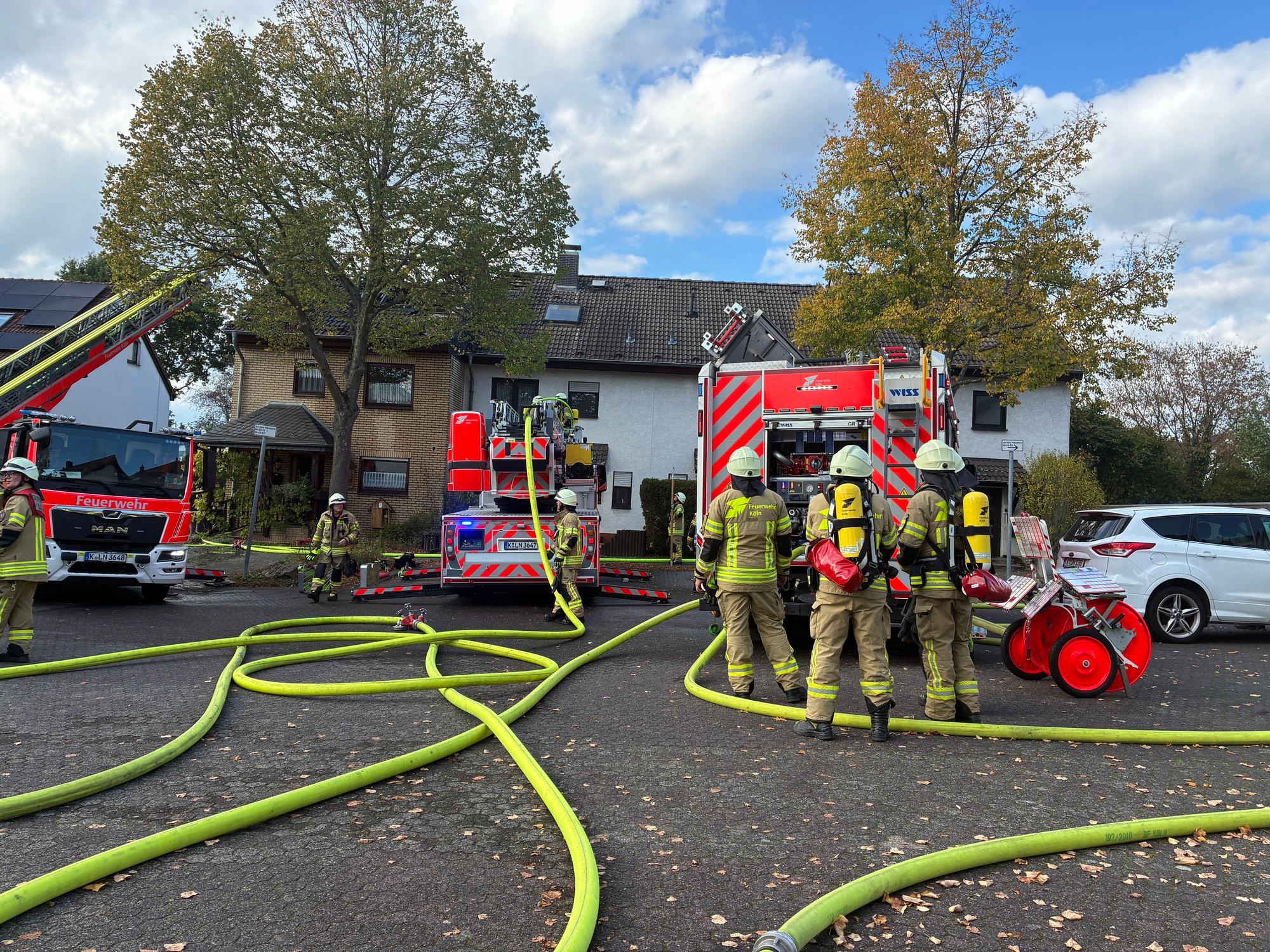 Ein Dachstuhl in Köln-Mülheim steht in Flammen. 45 Einsatzkräfte der Feuerwehr mussten insgesamt anrücken.