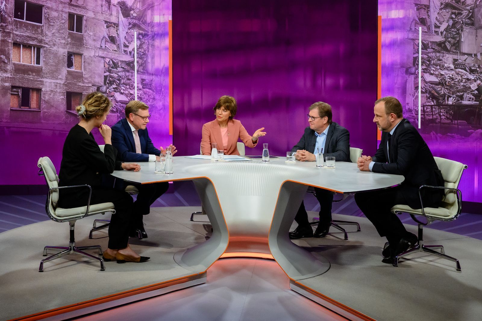 Das Motto der „Maybrit Illner“-Ausgabe lautete: „Steigende Preise, wachsende Bedrohung - kommt der Krieg näher?“ (Bild: ZDF/Svea Pietschmann )