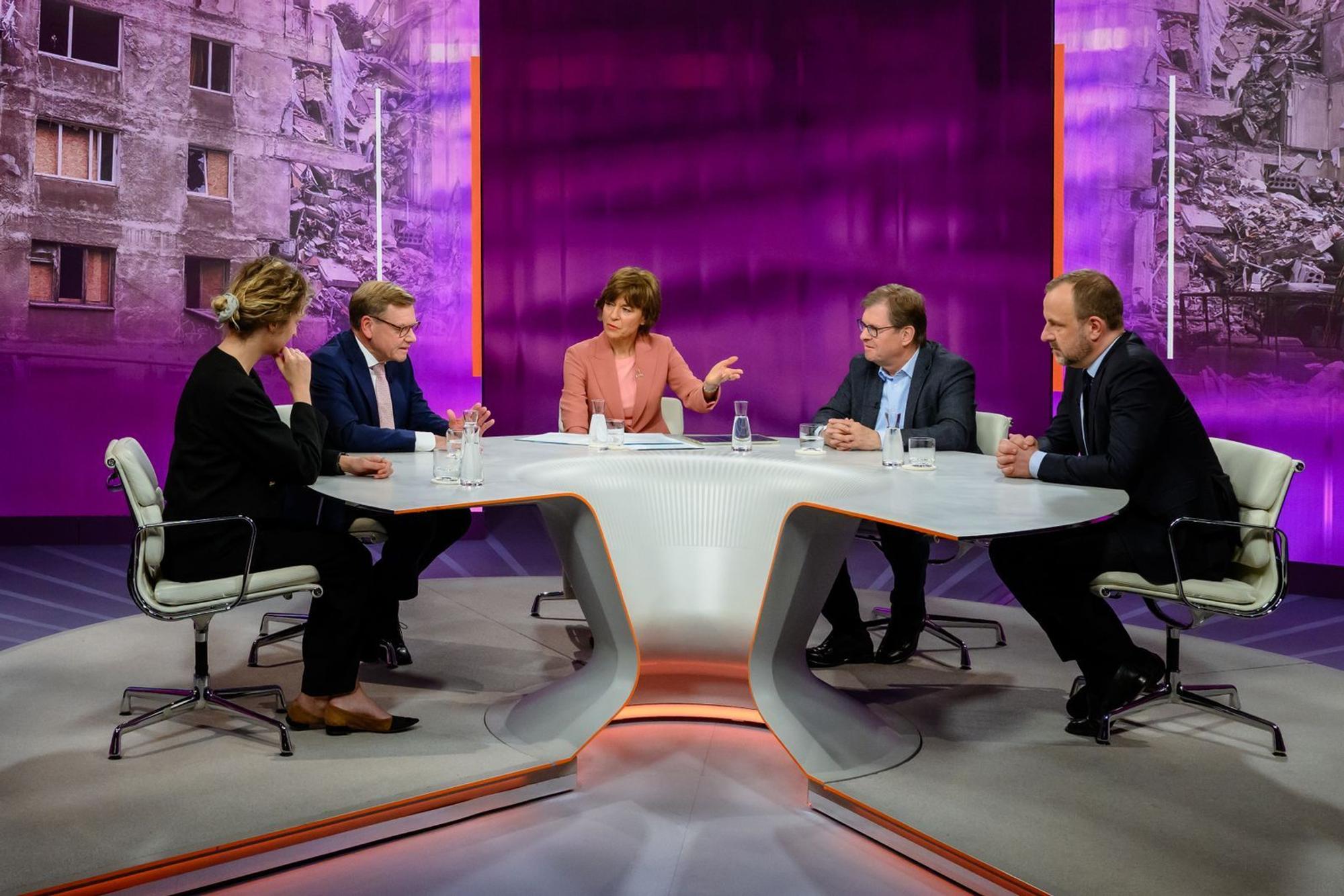 Das Motto der „Maybrit Illner“-Ausgabe lautete: „Steigende Preise, wachsende Bedrohung - kommt der Krieg näher?“ (Bild: ZDF/Svea Pietschmann )