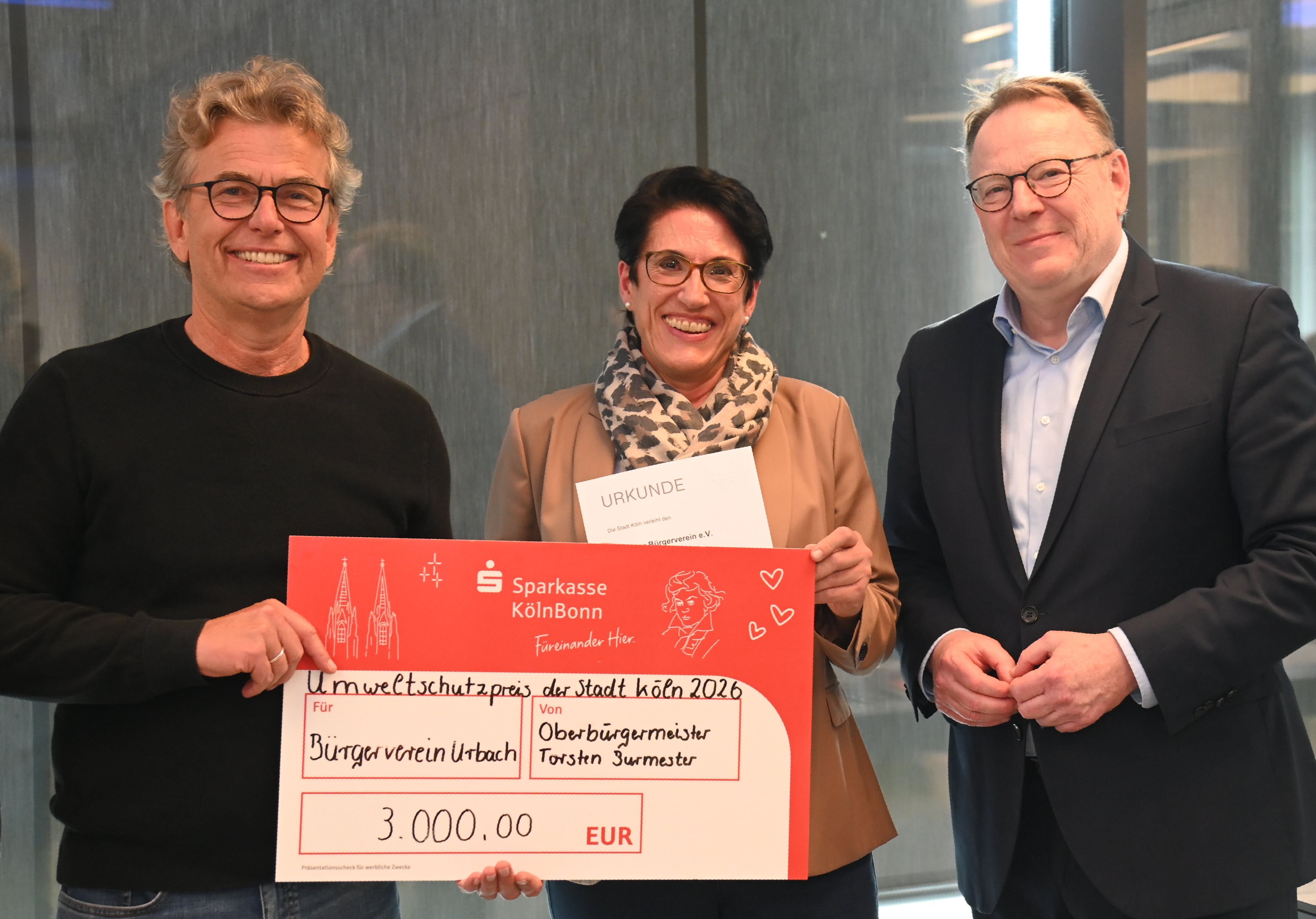 16.10.2026 Köln. Der Umweltschutzpreis der Stadt Köln wird zum 26. Mal verliehen. Oberbürgermeister Burmester zeichnet Preisträgerinnern aus. Preisträger Urbacher Bürgerverein (Jochen Reichel und Simin Fakhim-Haschemi).  Foto: Alexander Schwaiger