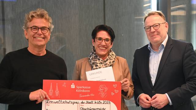 16.10.2026 Köln. Der Umweltschutzpreis der Stadt Köln wird zum 26. Mal verliehen. Oberbürgermeister Burmester zeichnet Preisträgerinnern aus. Preisträger Urbacher Bürgerverein (Jochen Reichel und Simin Fakhim-Haschemi). Foto: Alexander Schwaiger